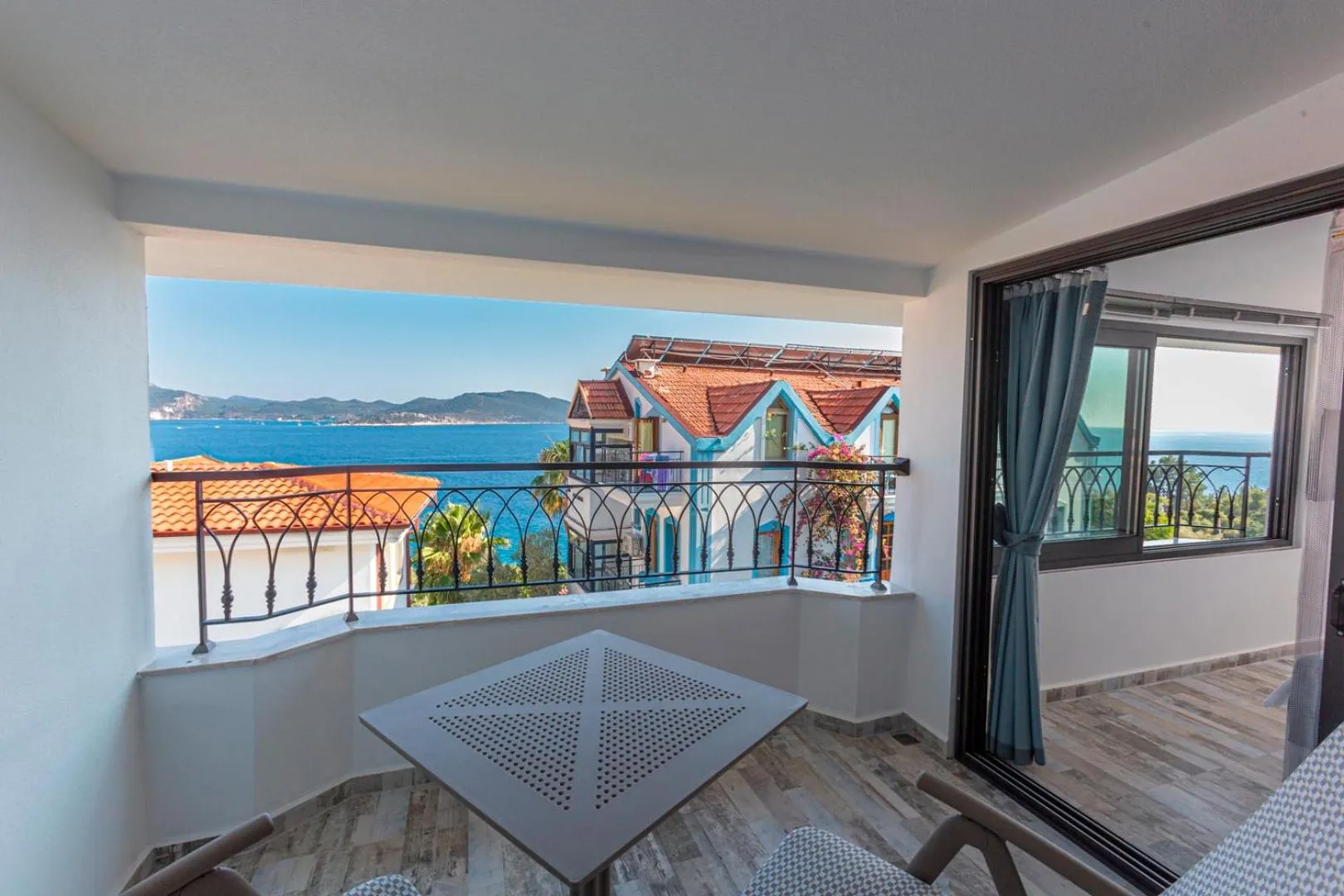 Balcony/Terrace in Payam Hotel