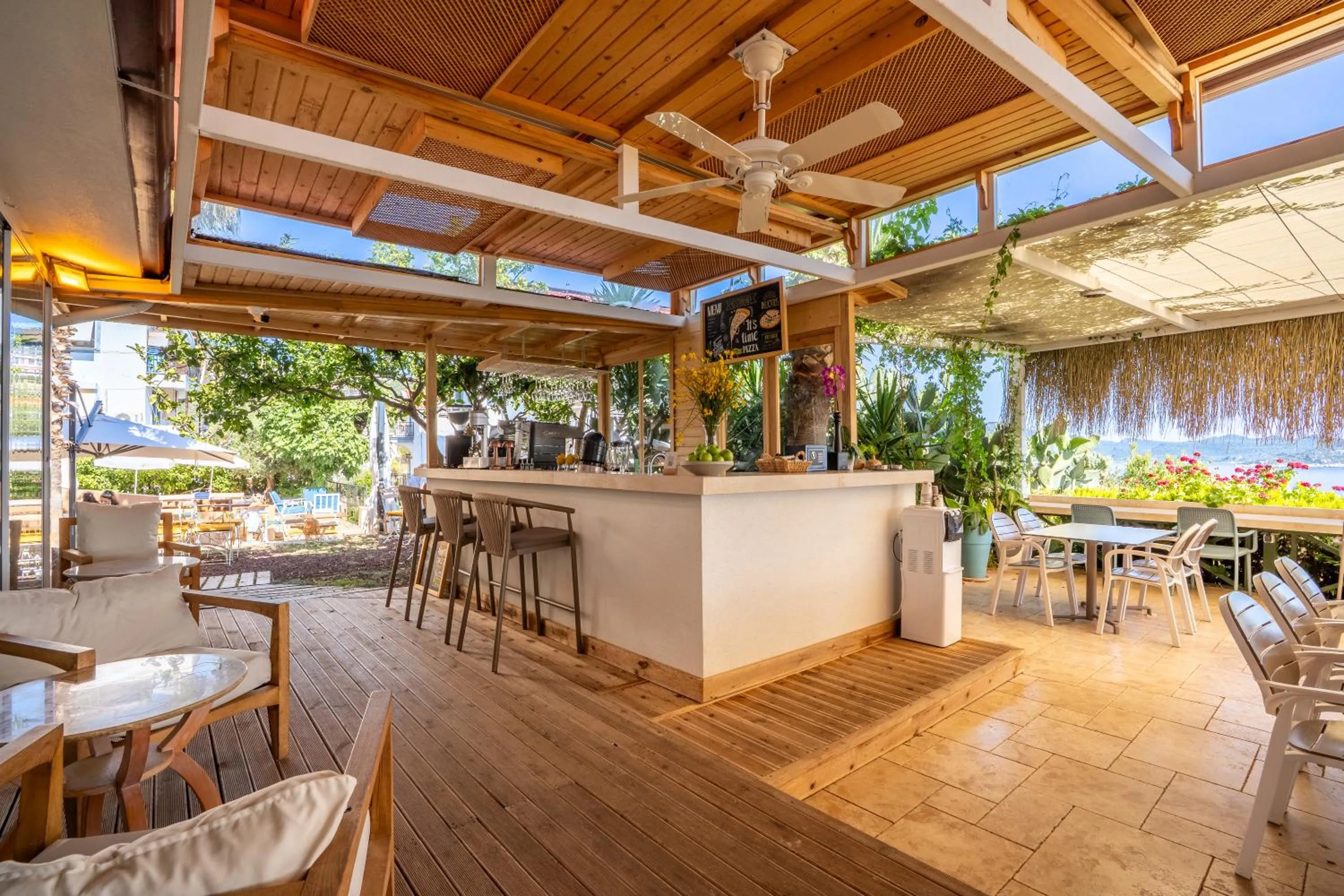 Restaurant/places to eat in Payam Hotel