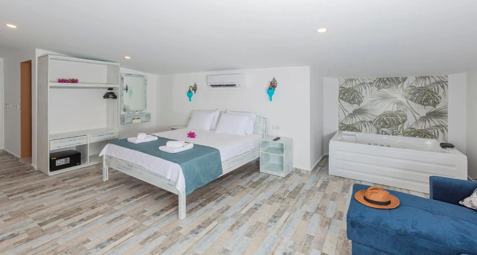 Photo of the whole room, Bed in Payam Hotel