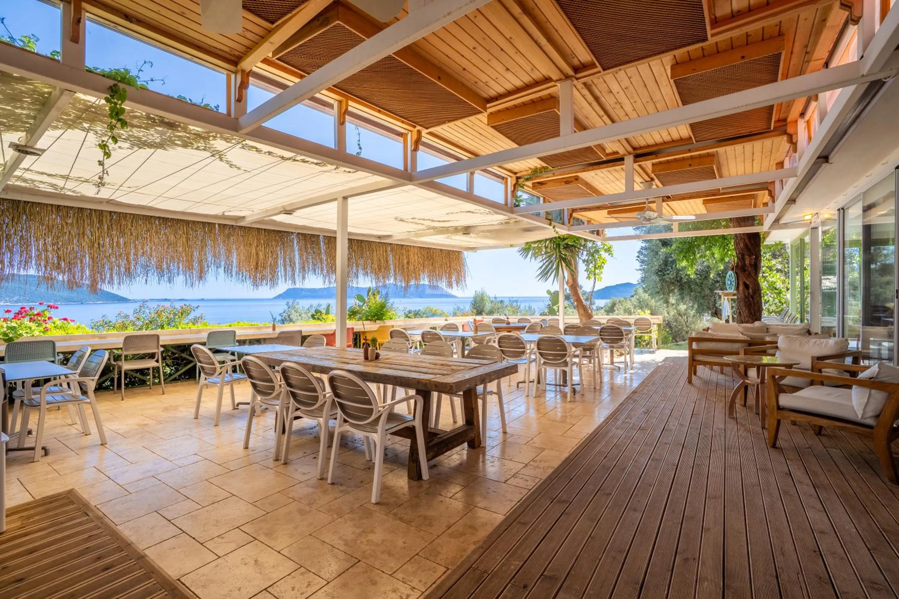 Restaurant/places to eat in Payam Hotel