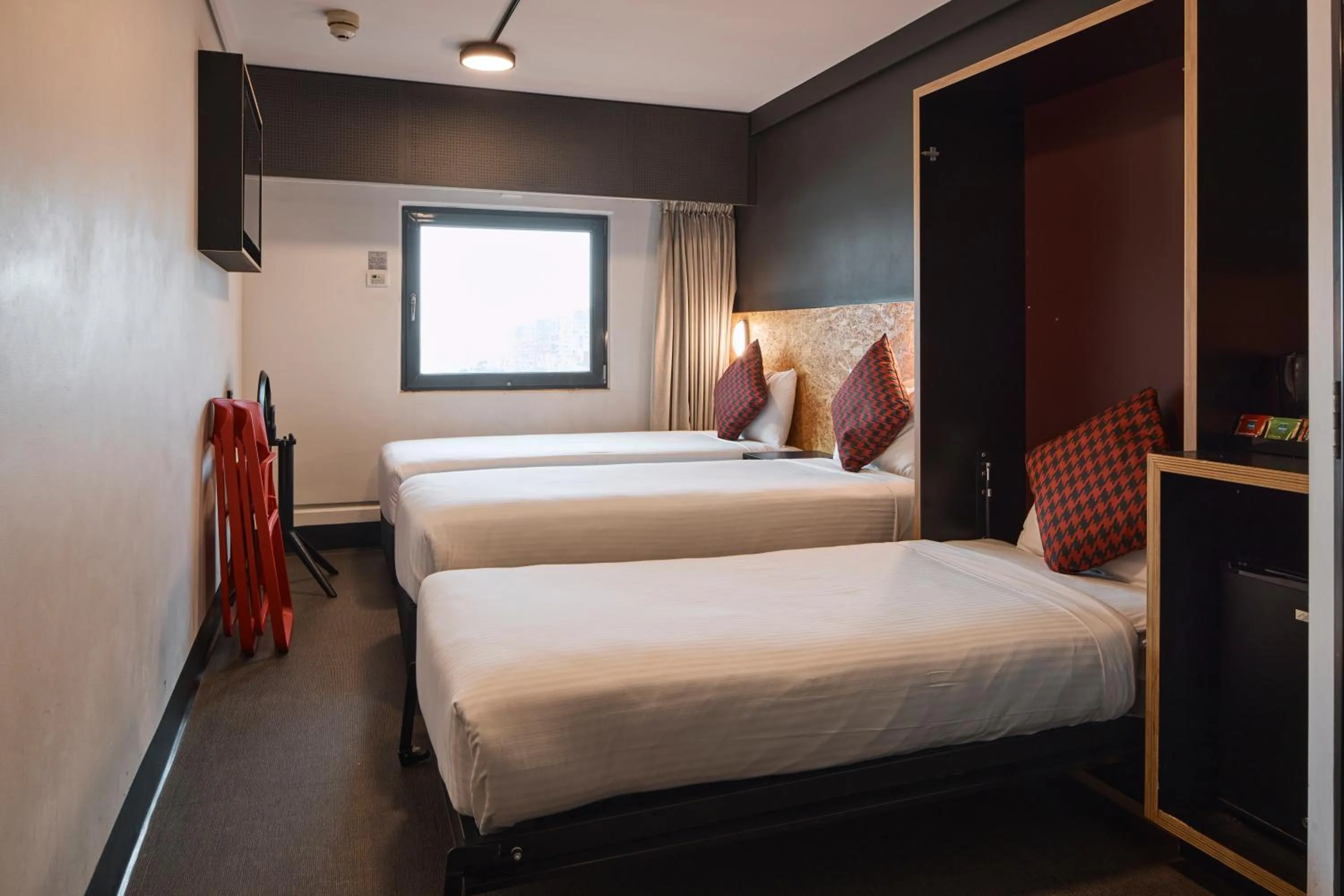 Bathroom, Bed in ibis budget Sydney East