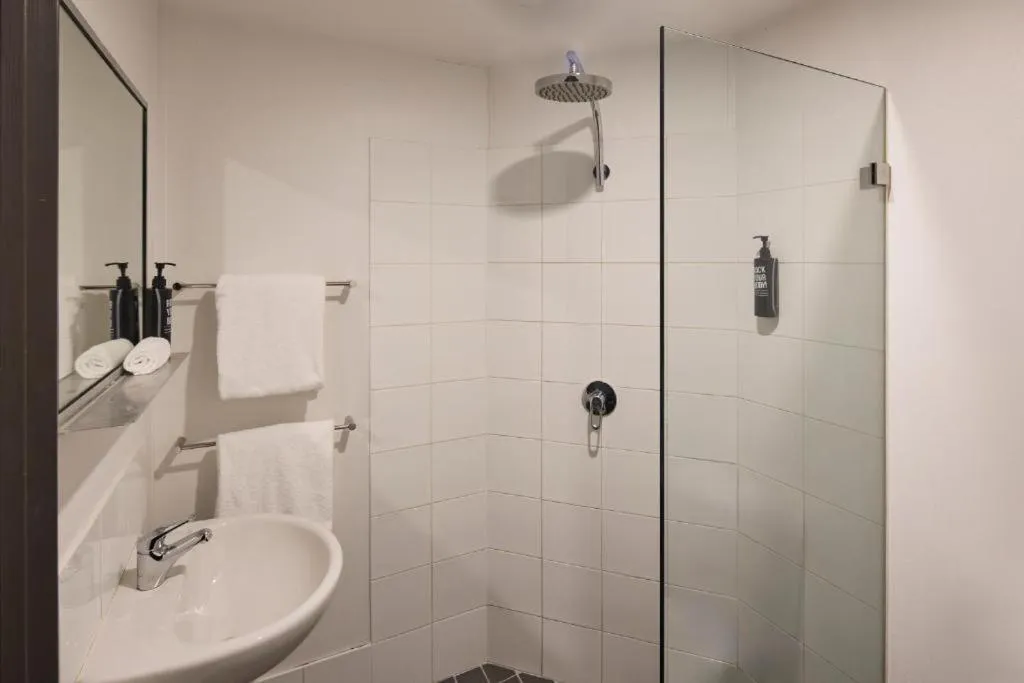 Bathroom in ibis budget Sydney East