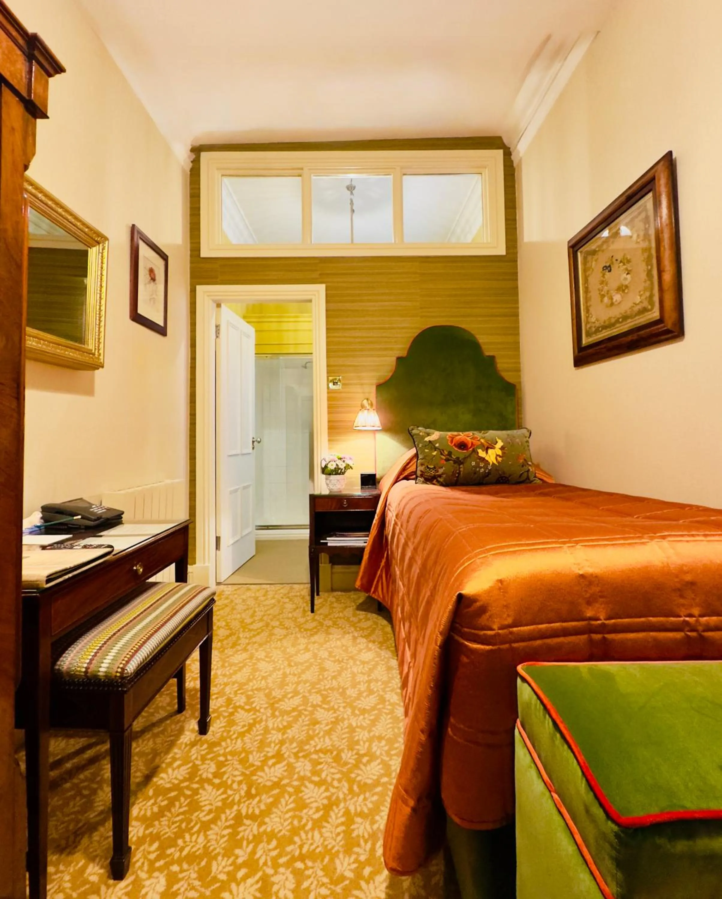 Bedroom, Bed in Inverlochy Castle Hotel