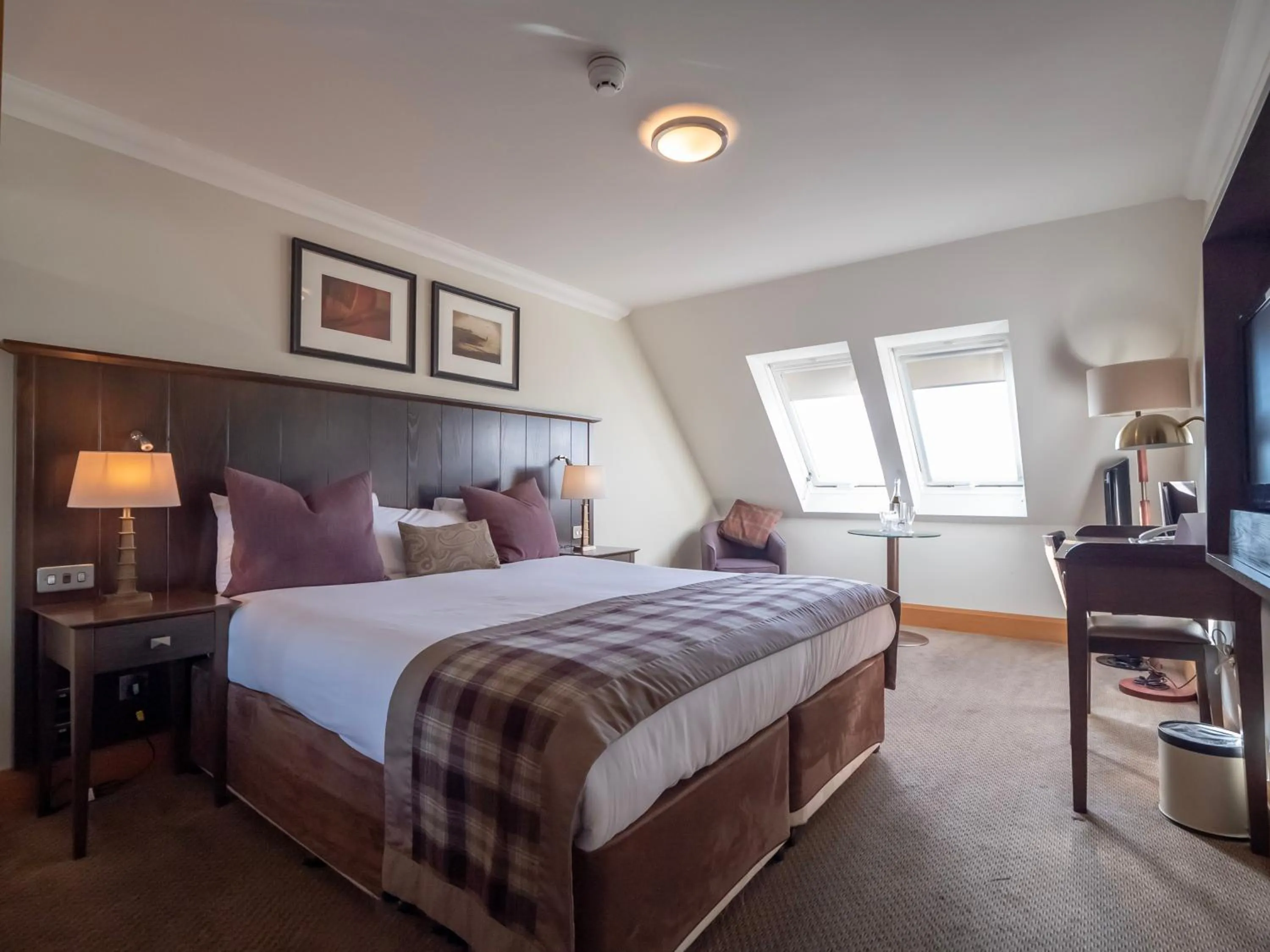 Bedroom, Bed in The Loans Inn