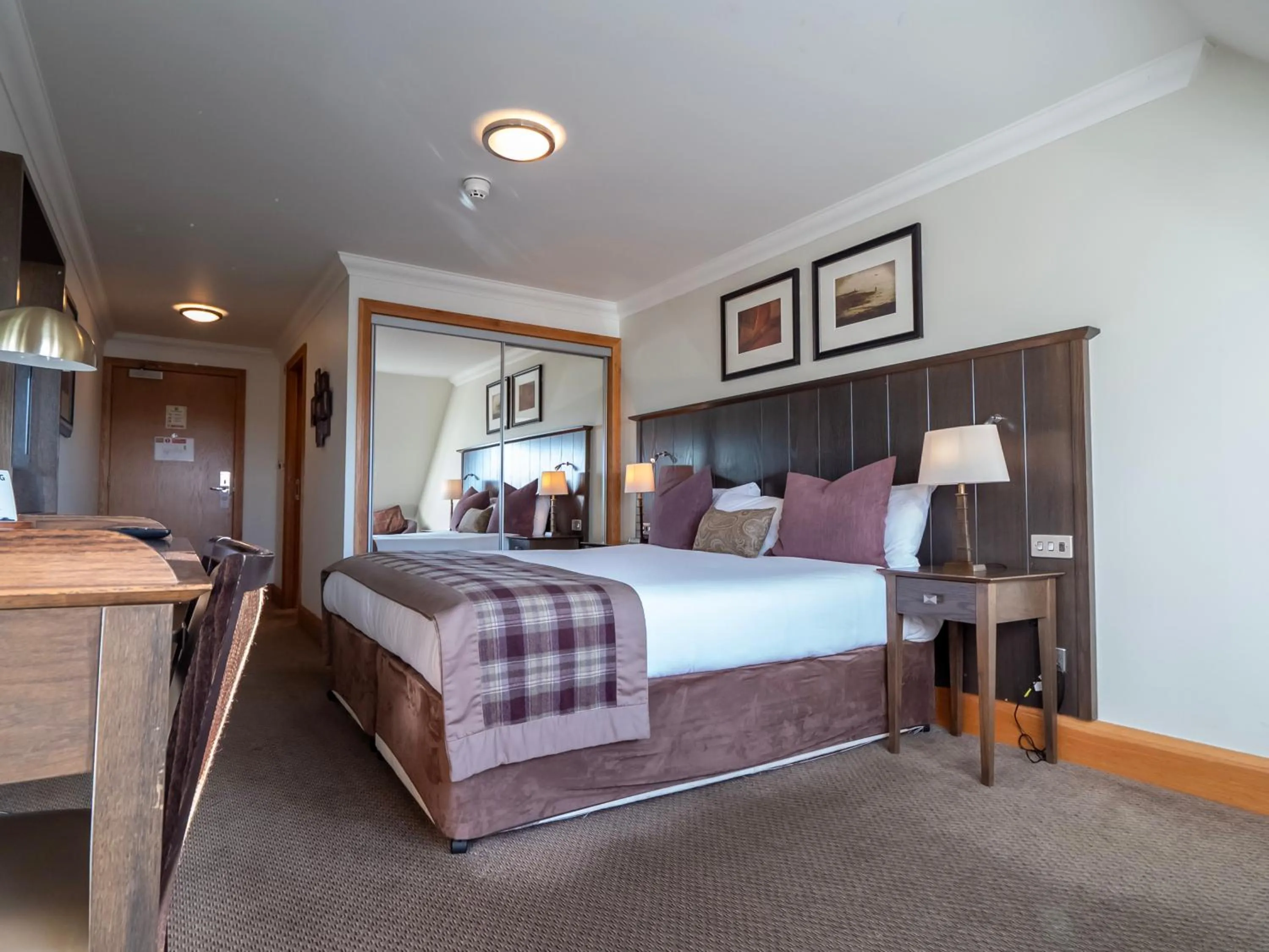 Bedroom, Bed in The Loans Inn