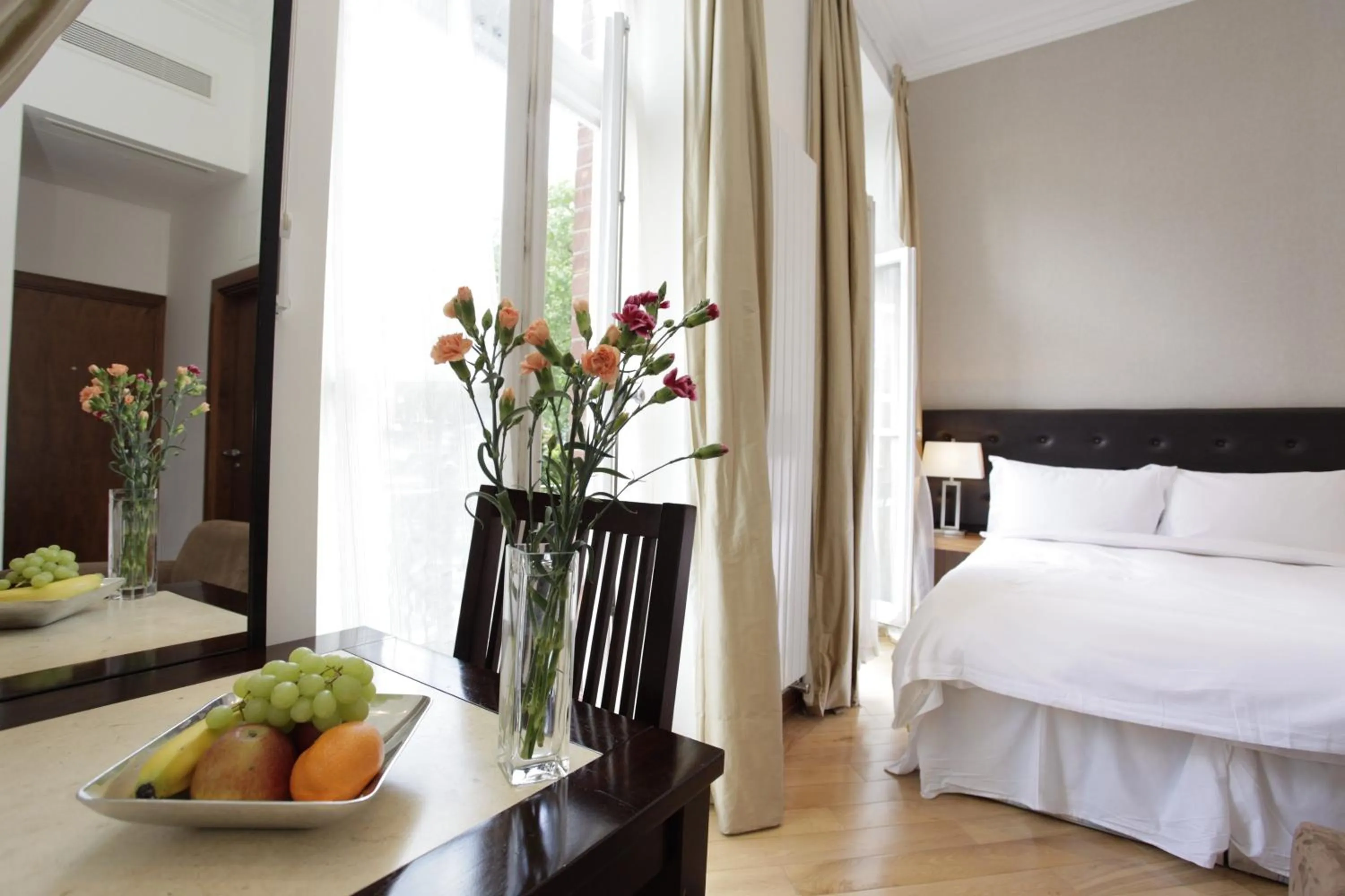 Photo of the whole room, Bed in Presidential Apartments Kensington