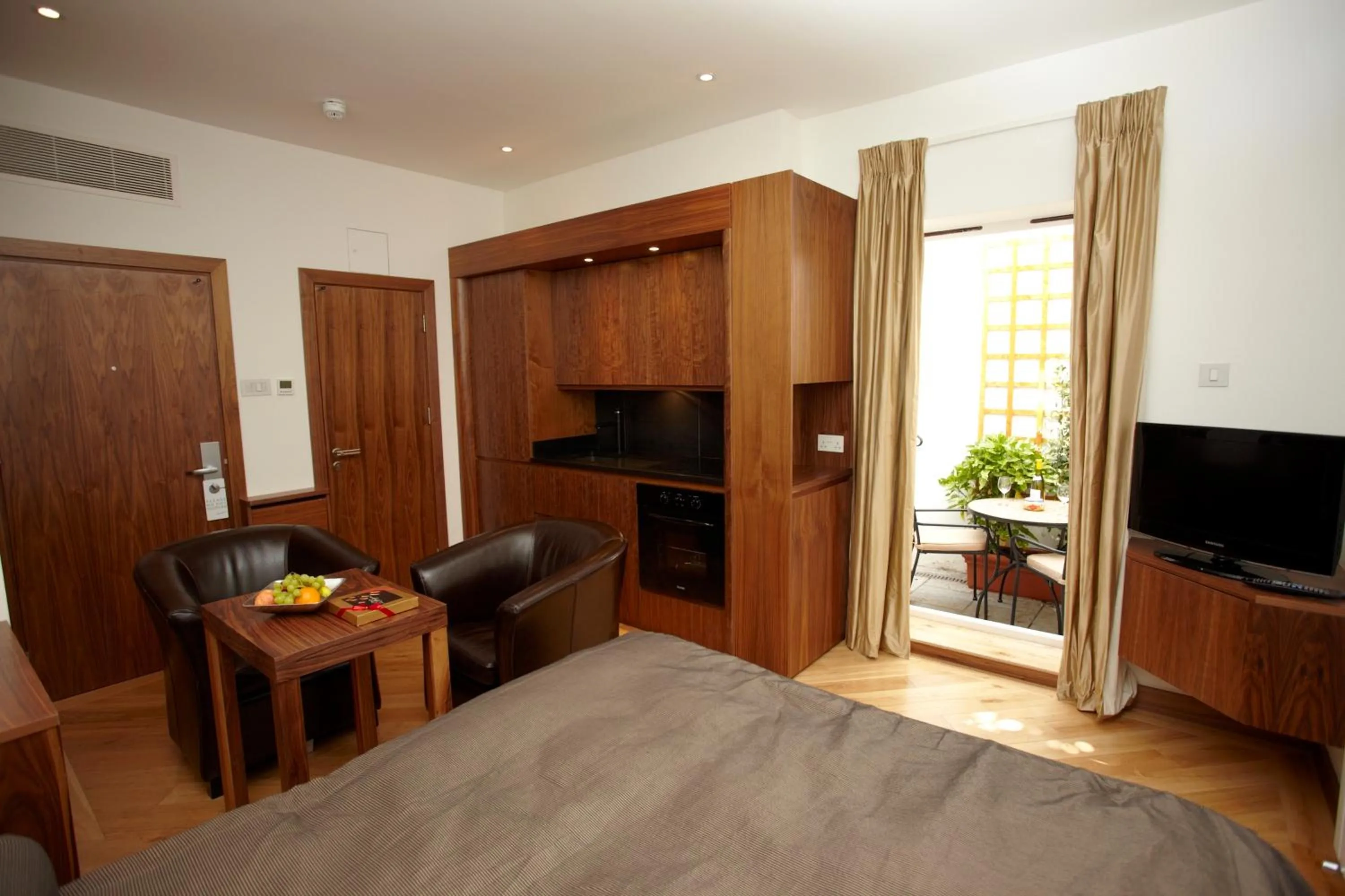 Balcony/Terrace, Bed in Presidential Apartments Kensington