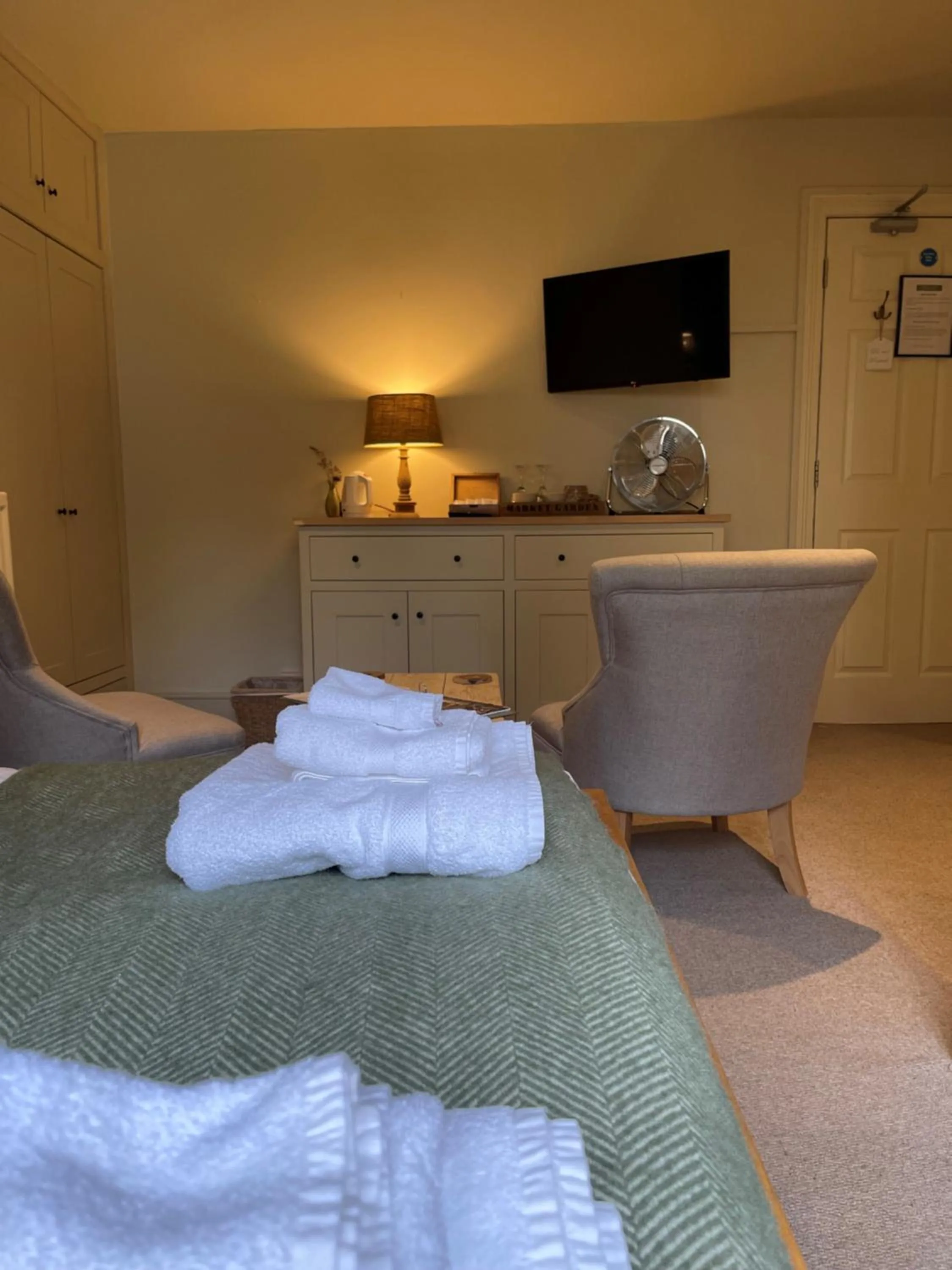 Seating area, Bed in Riverside Inn, Aymestrey