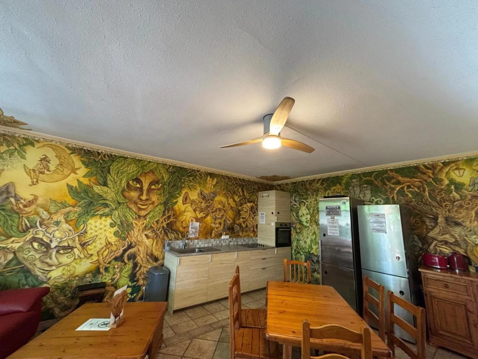 Communal lounge/ TV room in Hostel Los Duendes del Sur