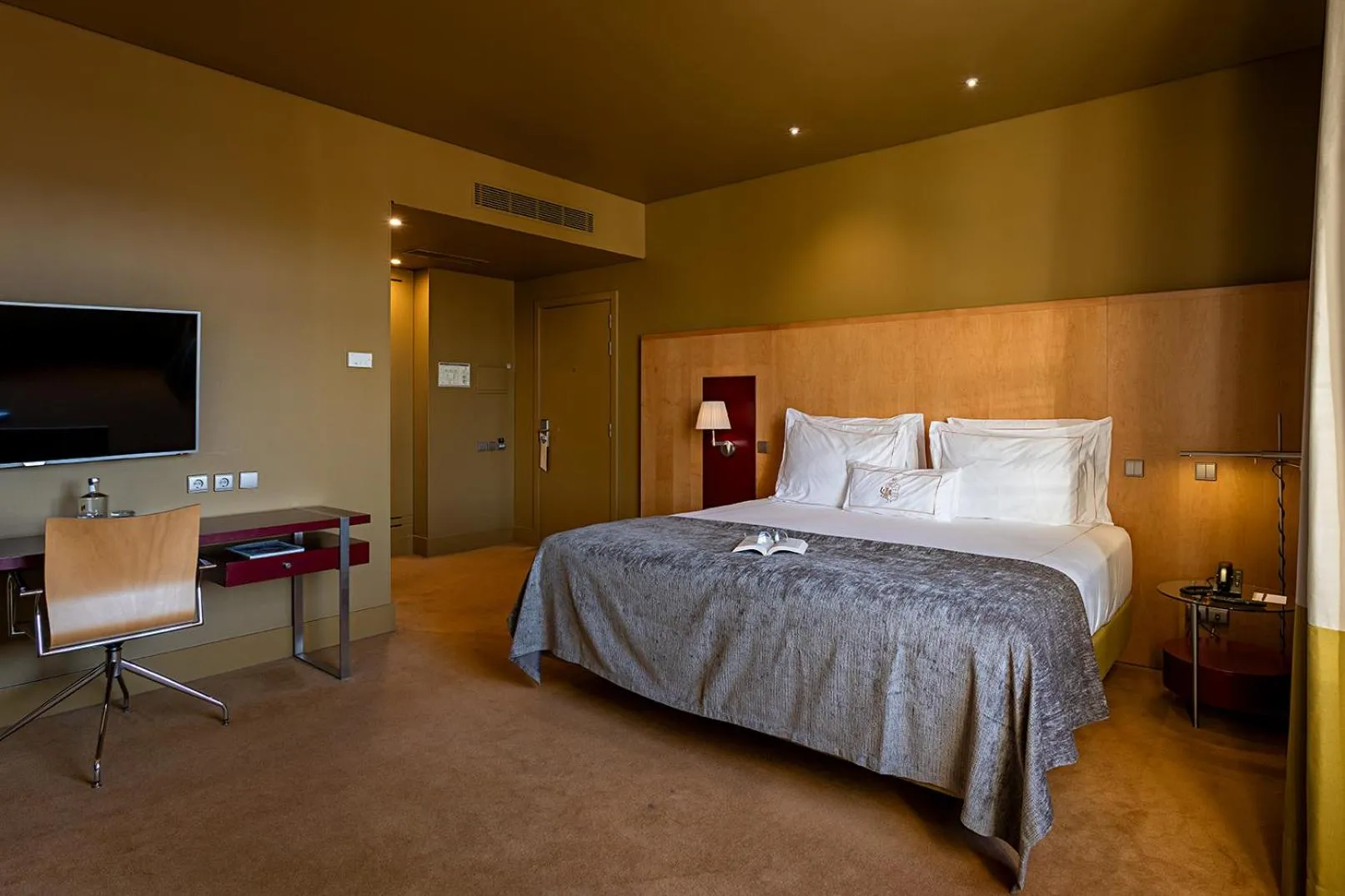 Bedroom, Bed in Pestana Palacio do Freixo, Pousada & National Monument - The Leading Hotels of the World