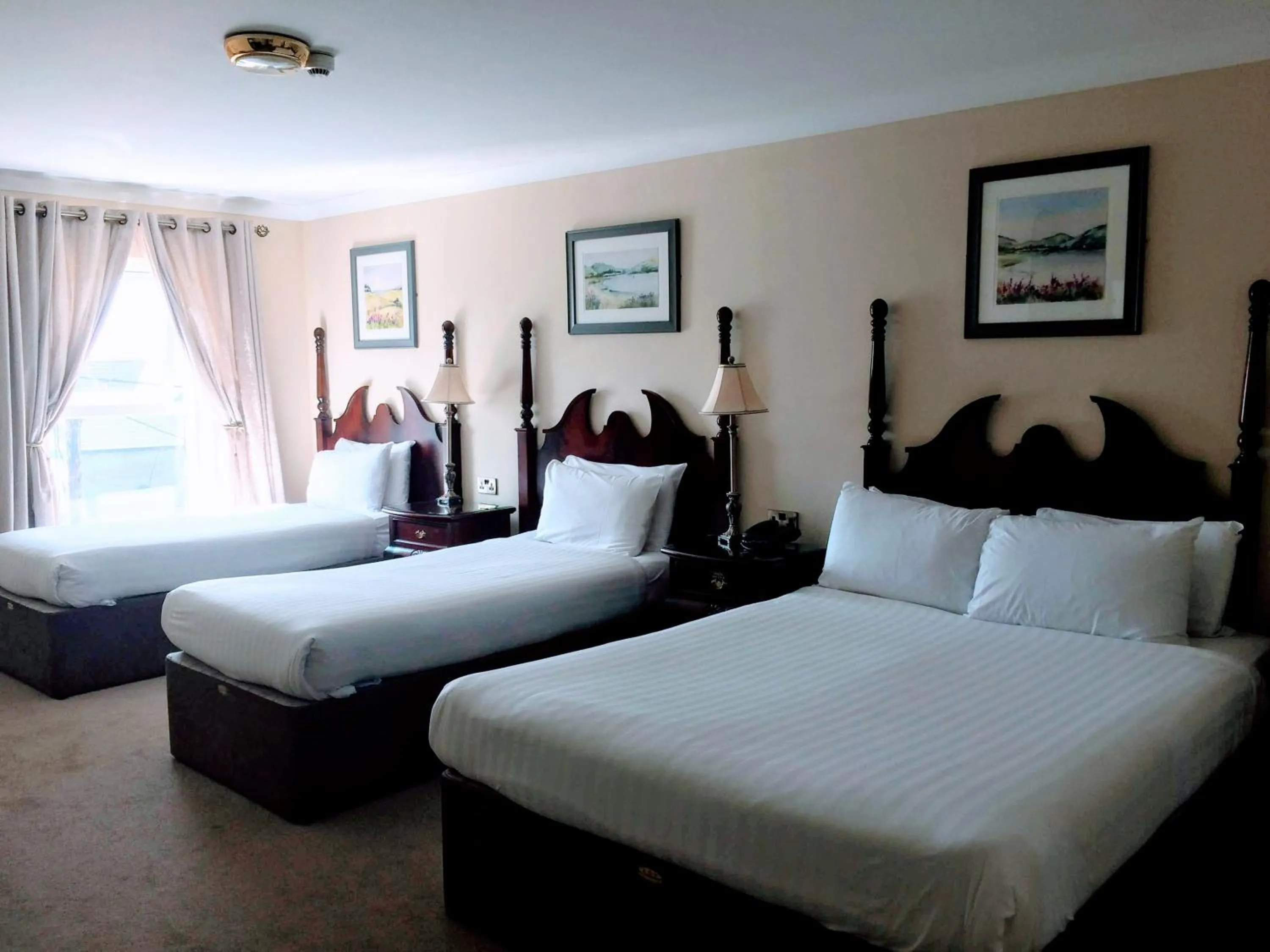 Bed in Shamrock Inn Hotel