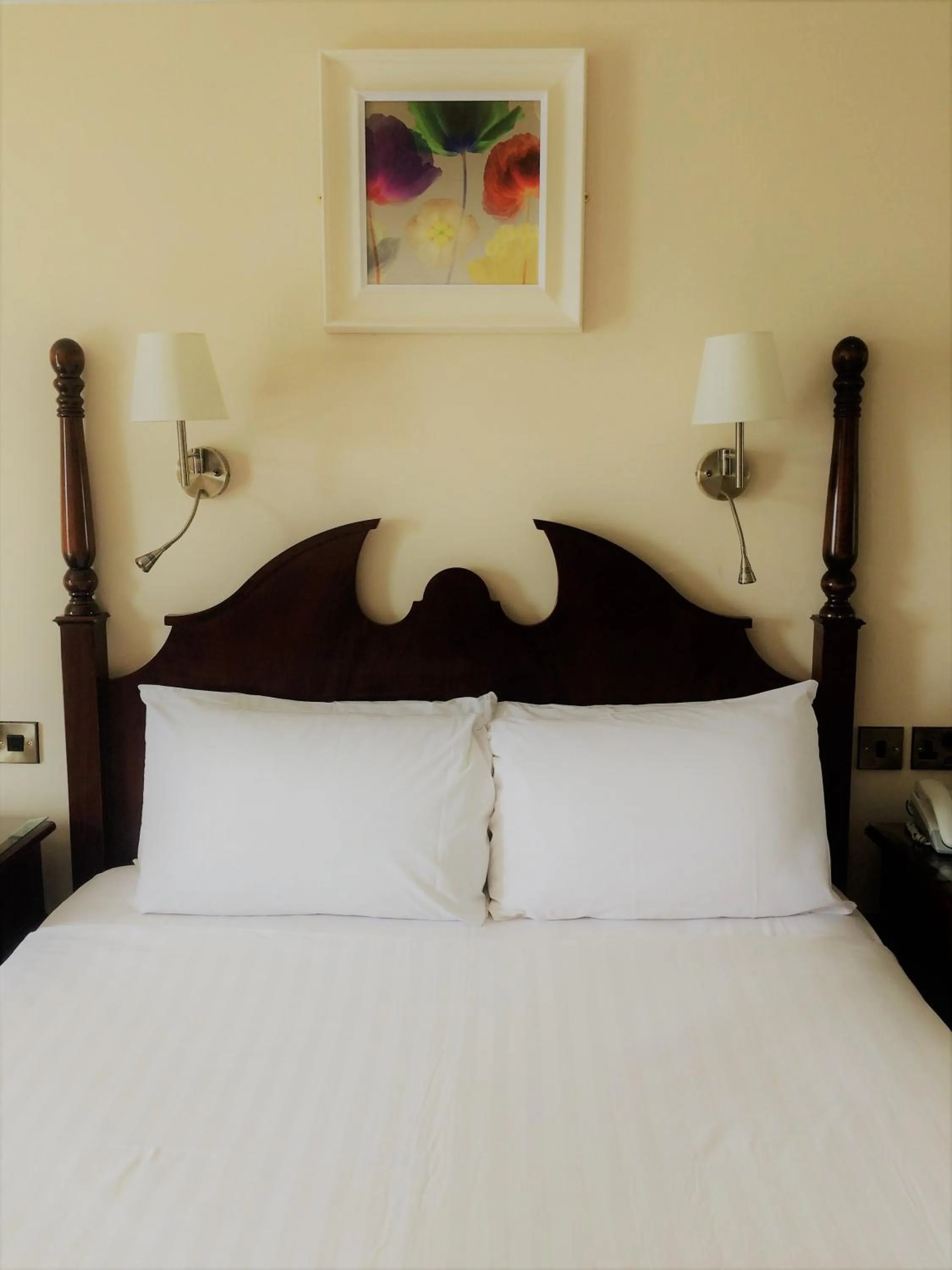 Bed in Shamrock Inn Hotel