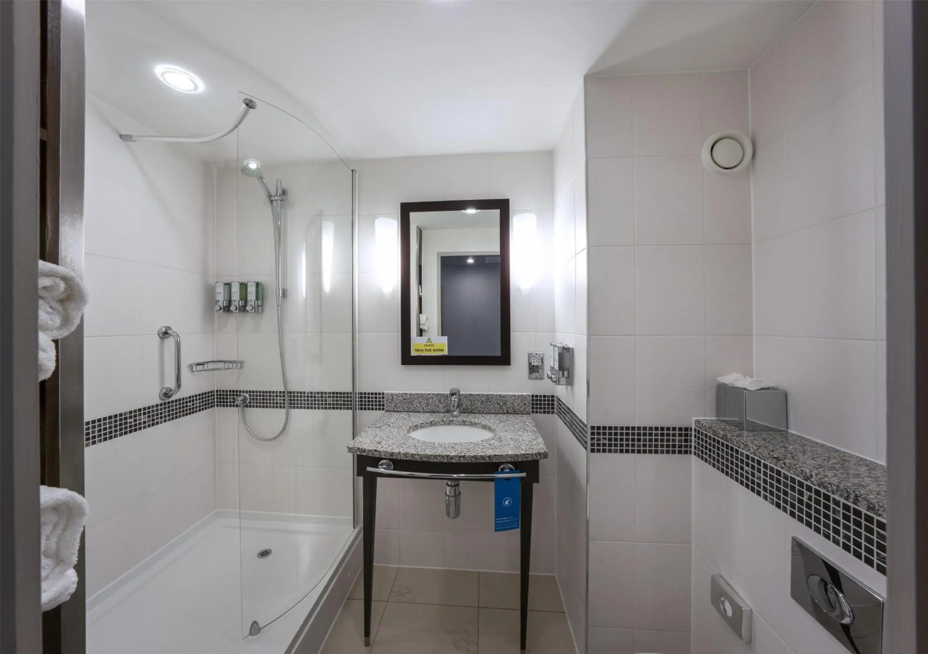 Queen Room in Hampton by Hilton Liverpool John Lennon Airport Queen Room in Hampton by Hilton Liverpool John Lennon Airport