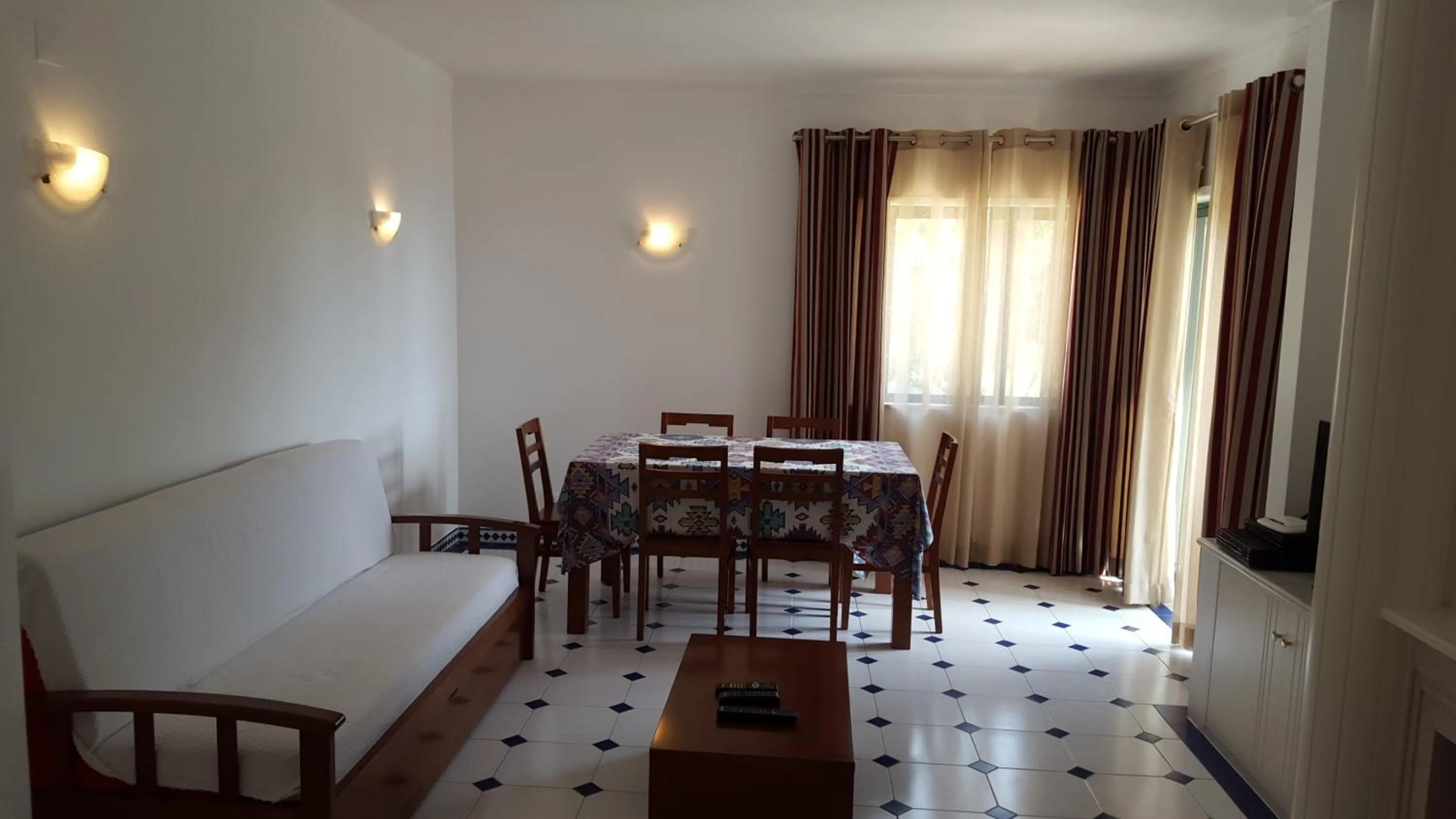 Living room, Bed in Clube Meia Praia