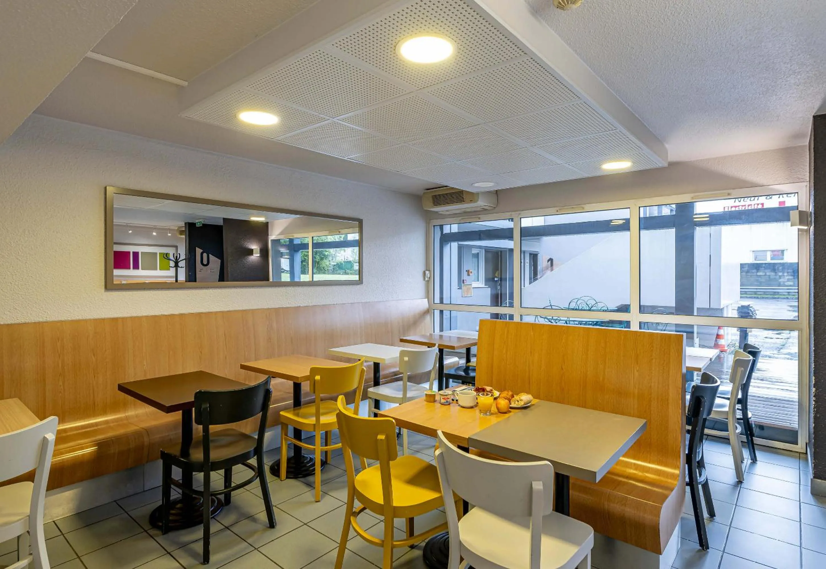 Restaurant/places to eat in B&B HOTEL Bordeaux Lormont