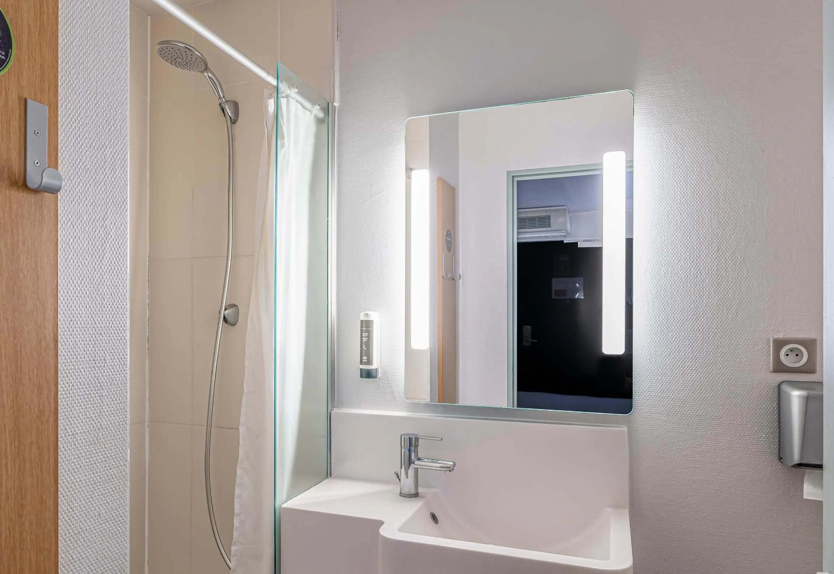 Bathroom in B&B HOTEL Bordeaux Lormont