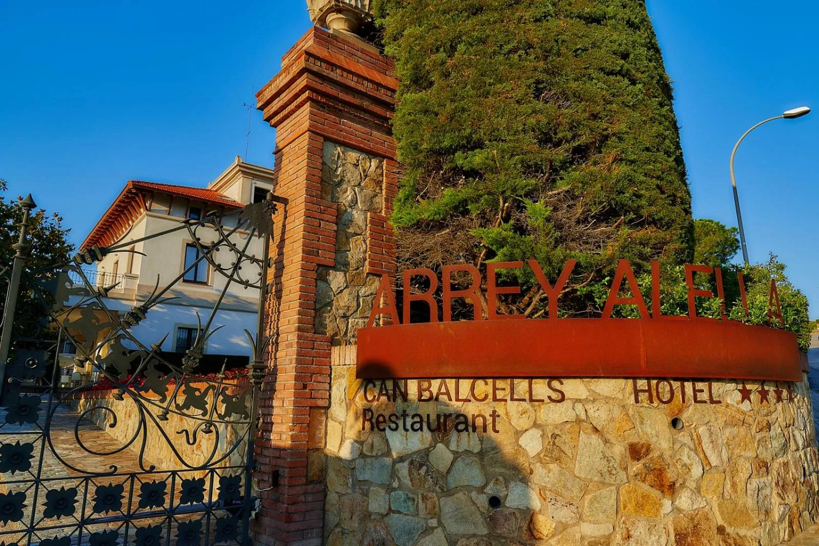 Property building in Hotel Arrey Alella