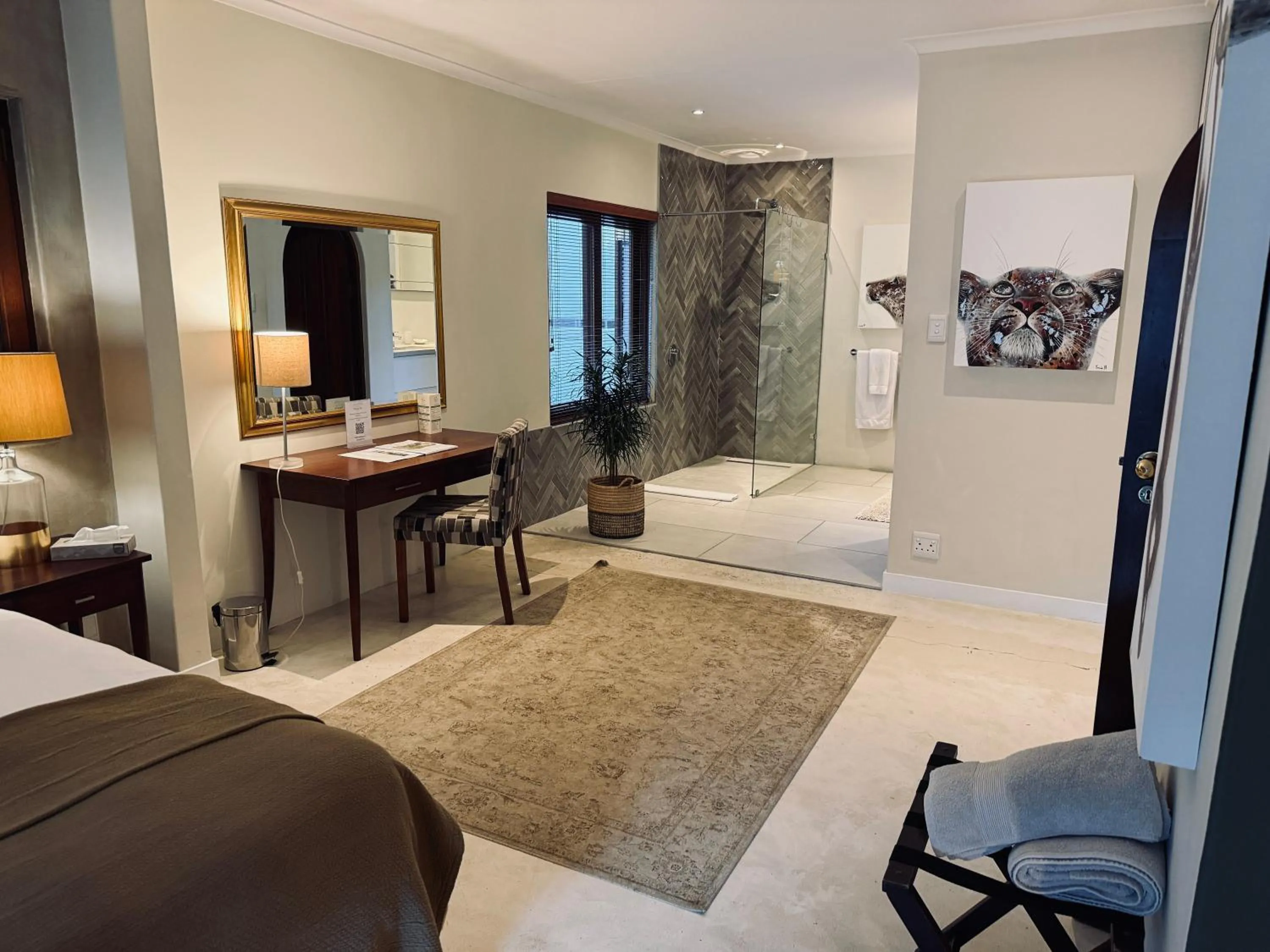 Shower, Bed in Residence Vive la Vie