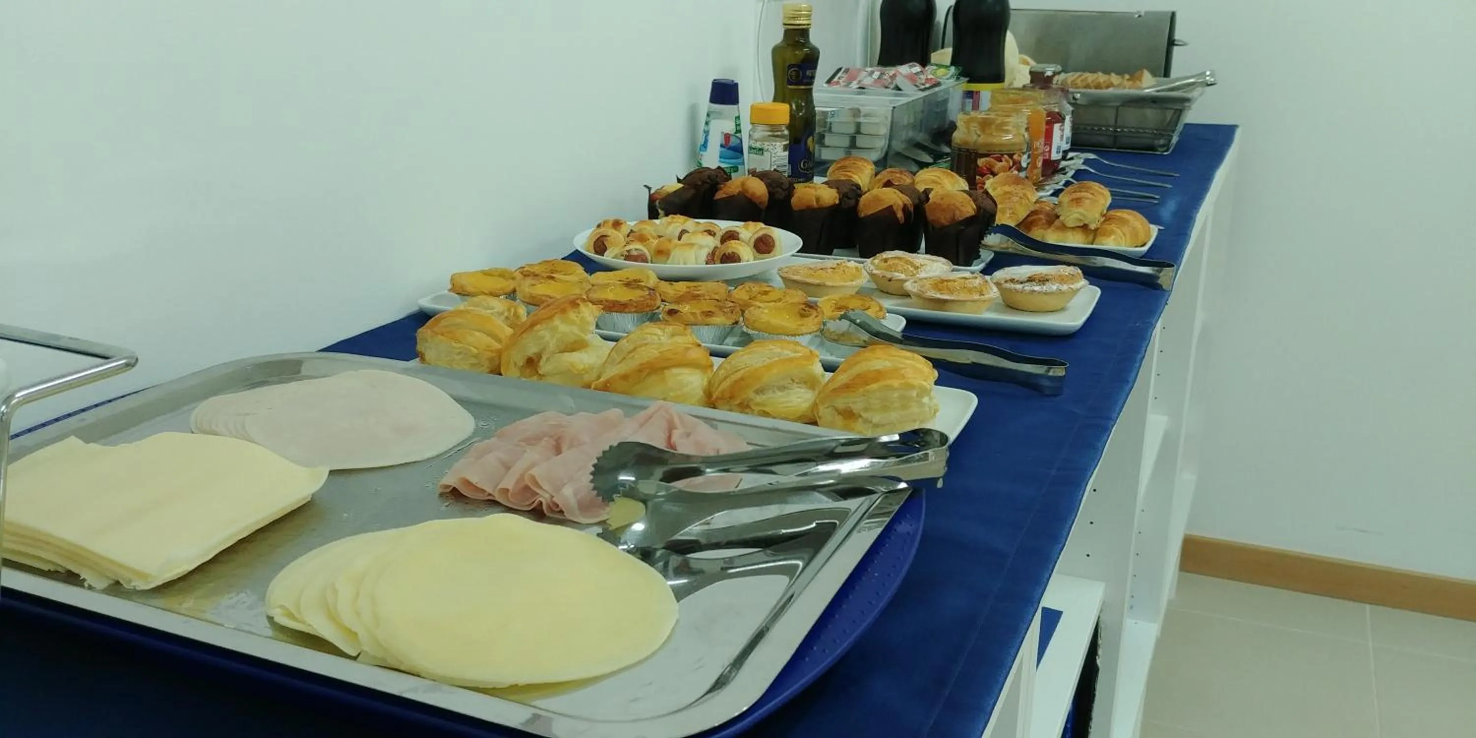 Breakfast in Puzzle Suites B&B