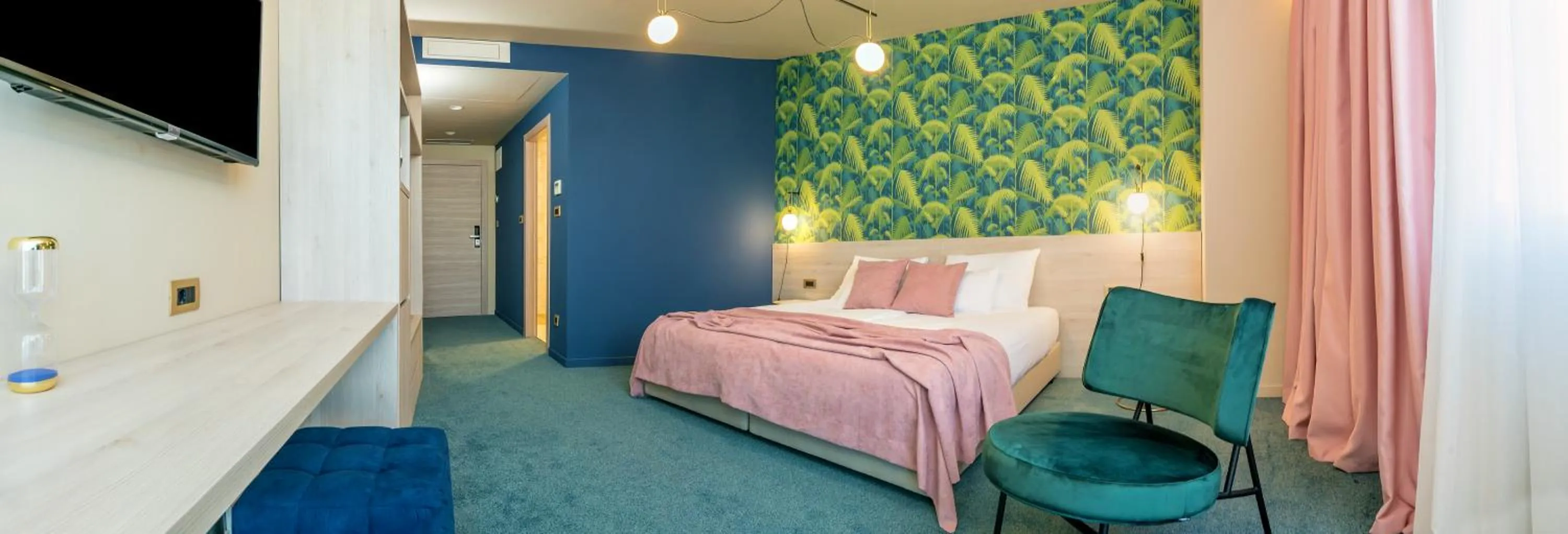 Communal lounge/ TV room, Bed in Priska Med Luxury Rooms