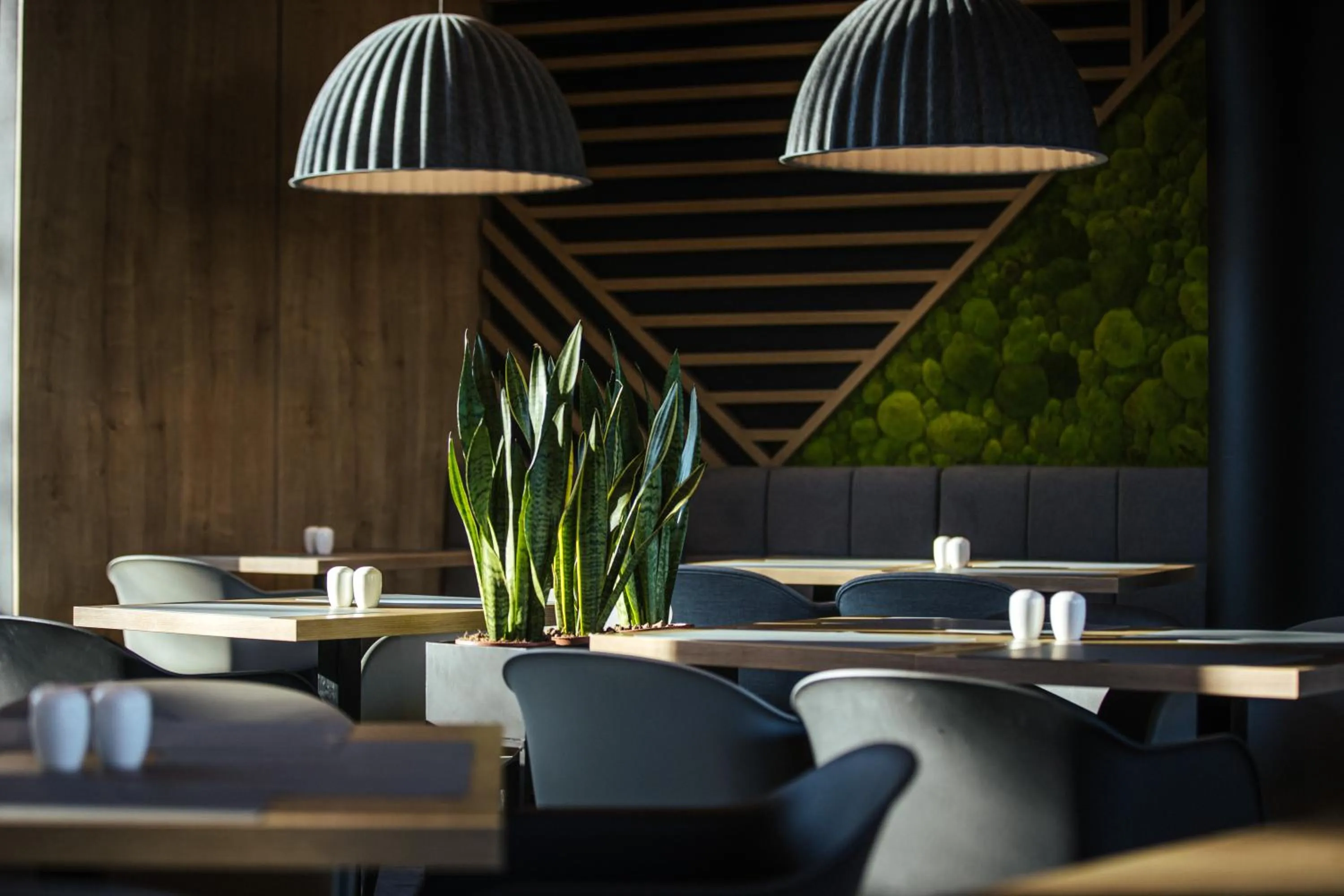 Restaurant/places to eat in Air Hotel