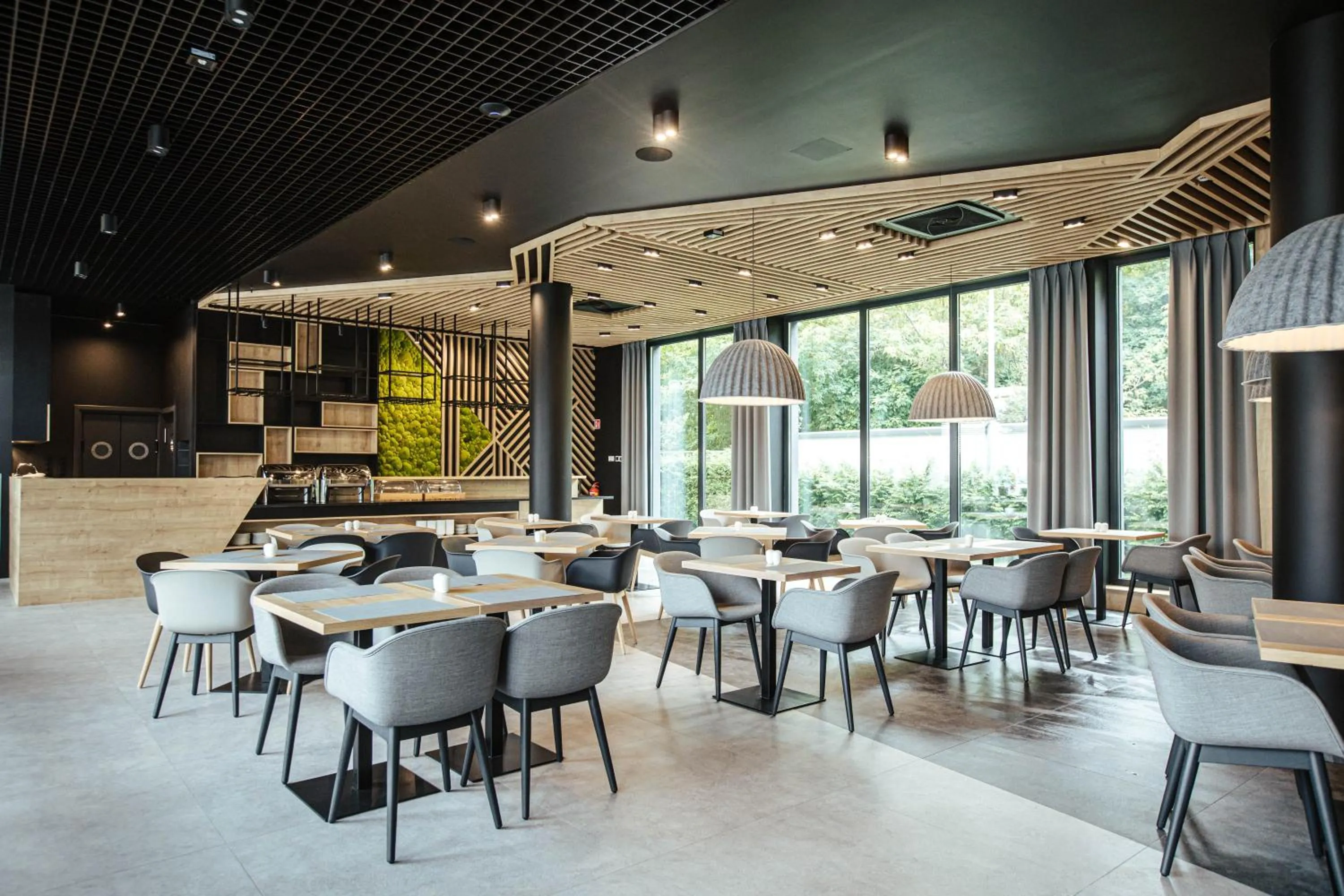 Restaurant/places to eat in Air Hotel