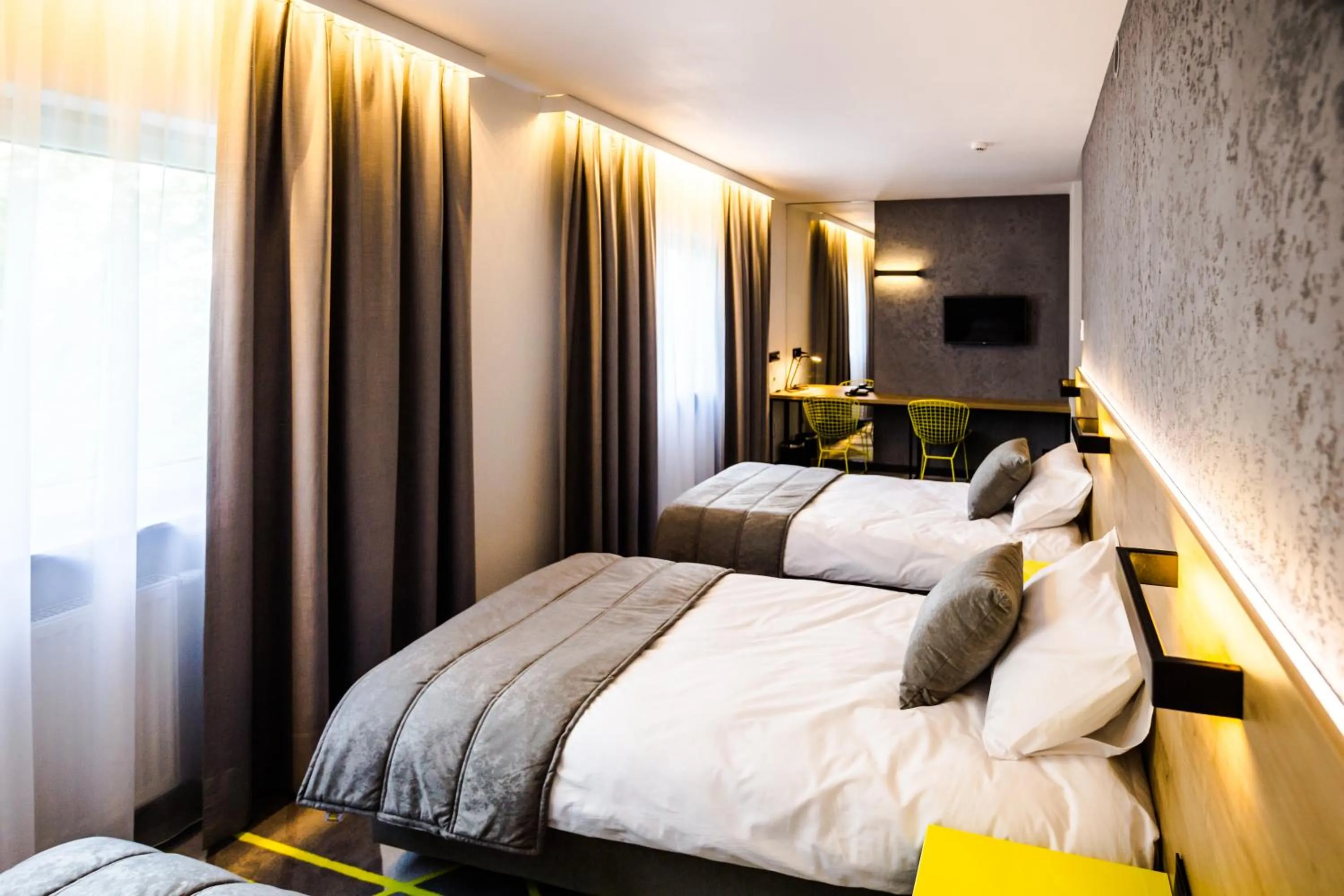 Photo of the whole room, Bed in Air Hotel