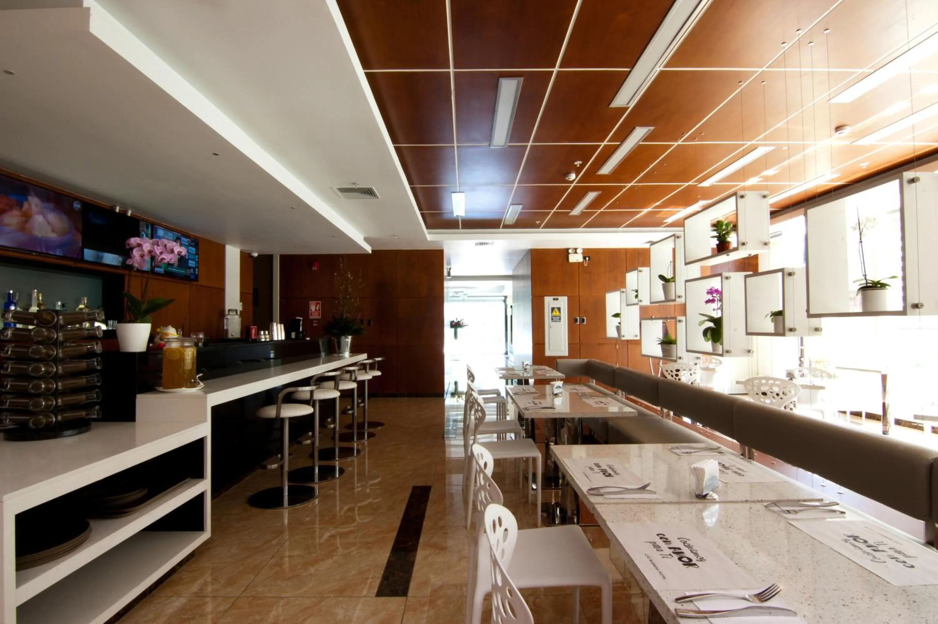 Restaurant/places to eat in Lyz Business Hotel