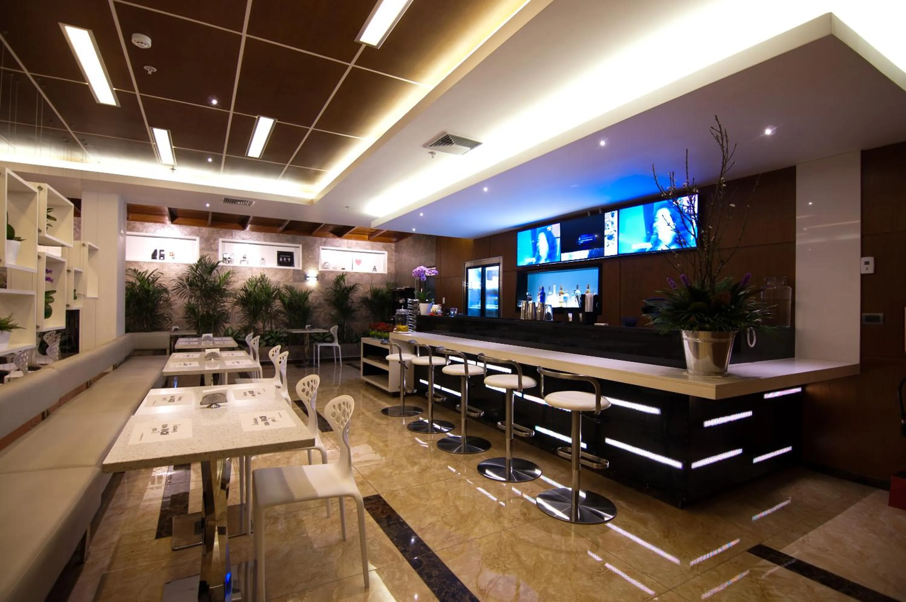 Restaurant/places to eat in Lyz Business Hotel