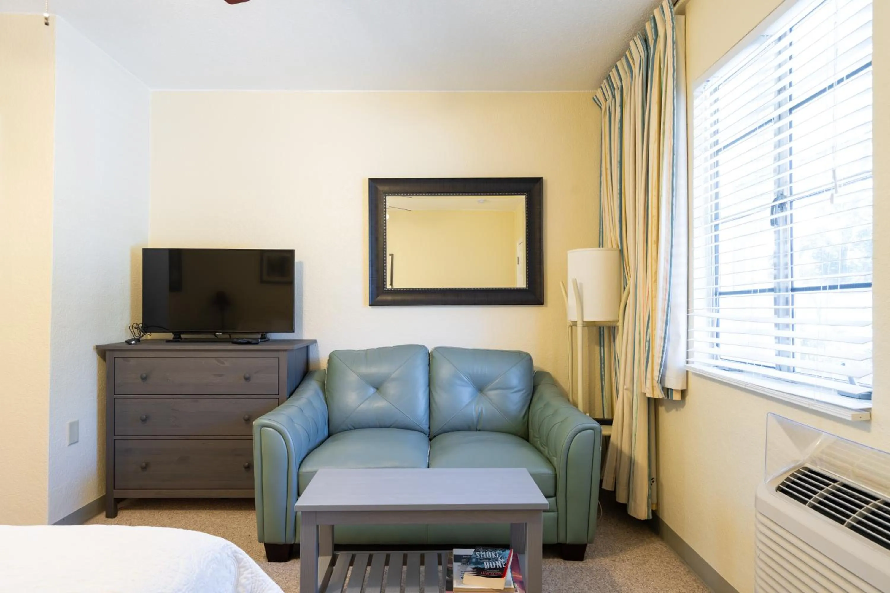 Living room, Bed in Mar Bay Exclusive Suites