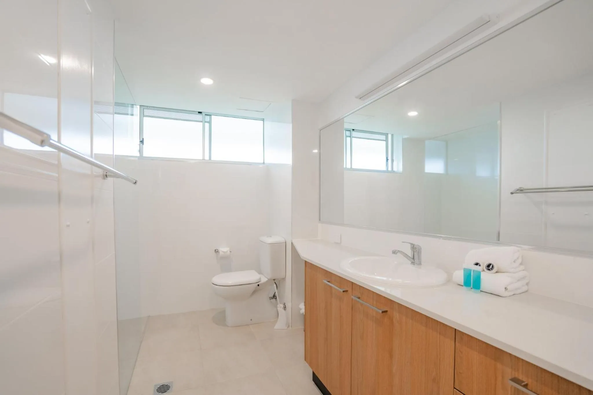 Bathroom in Cashelmara Beachfront Apartments