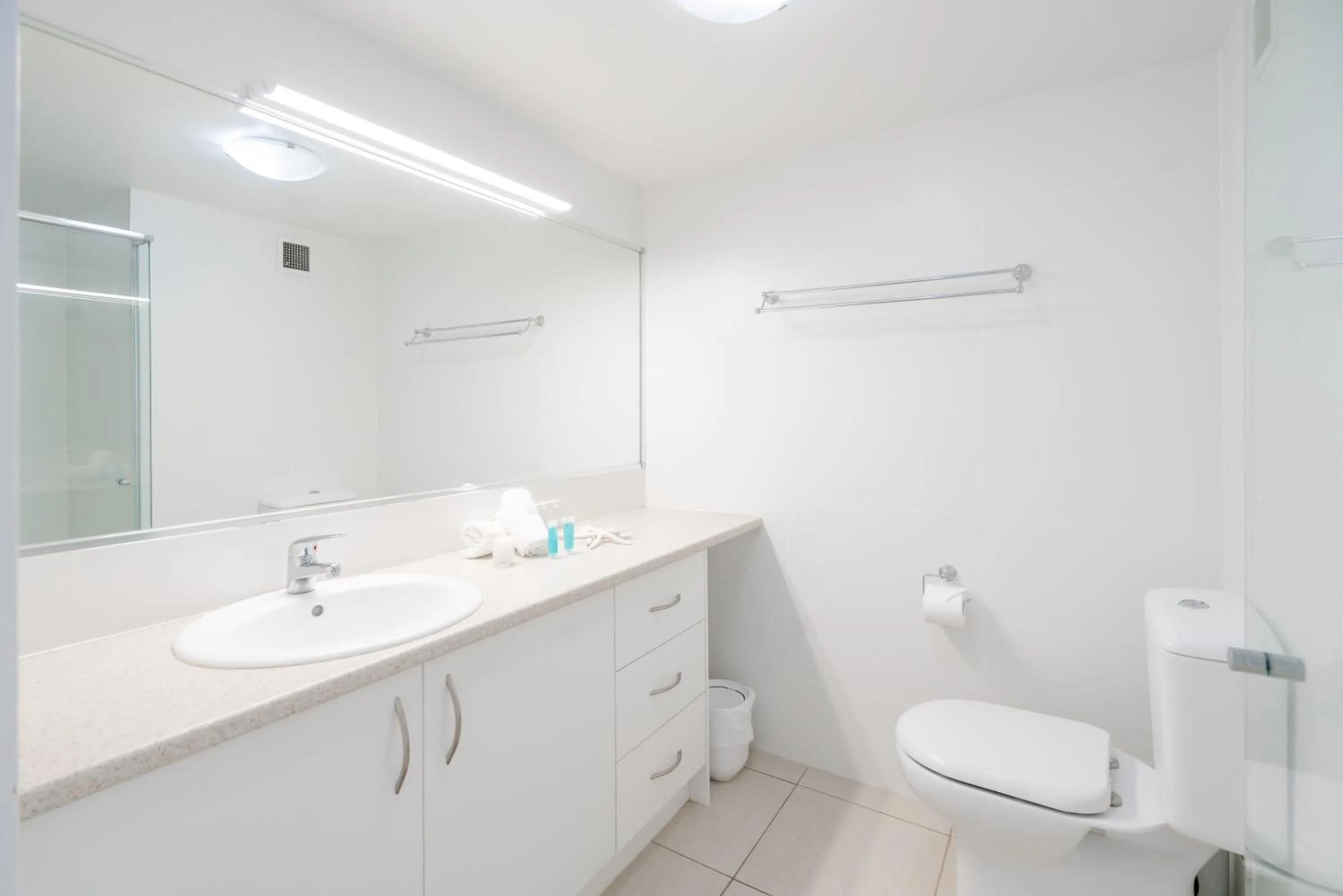 Toilet in Cashelmara Beachfront Apartments