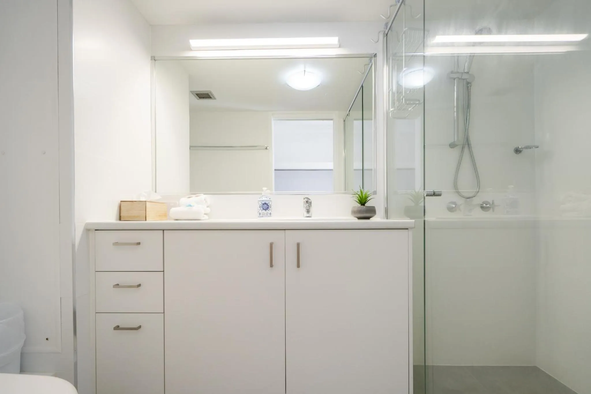 Bathroom in Cashelmara Beachfront Apartments