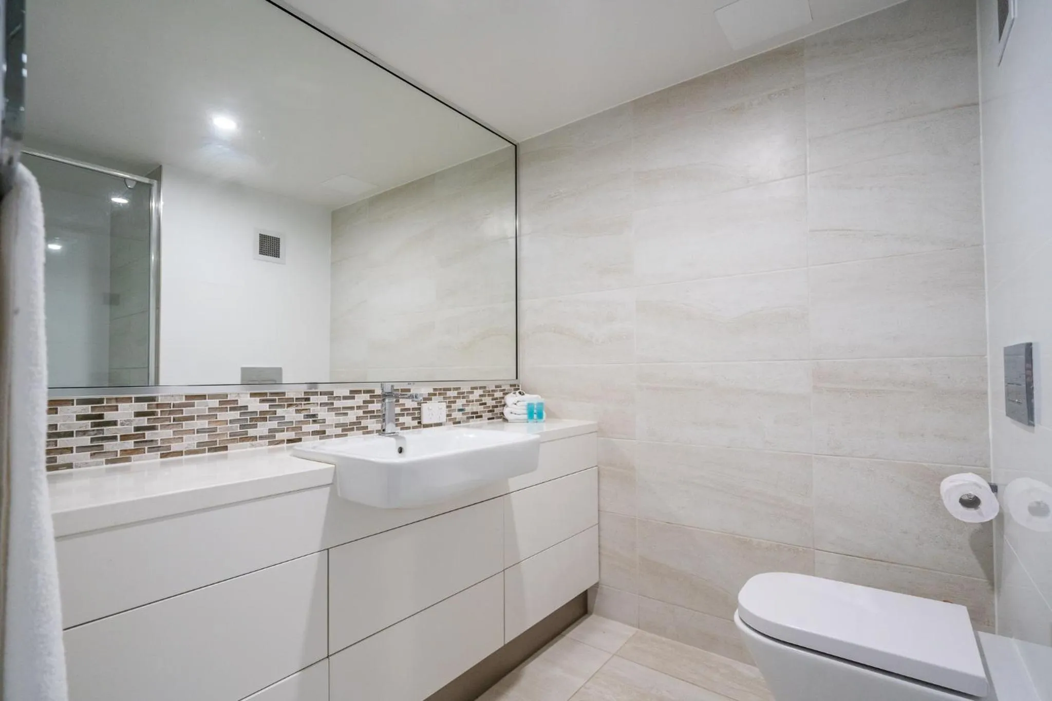 Bathroom in Cashelmara Beachfront Apartments