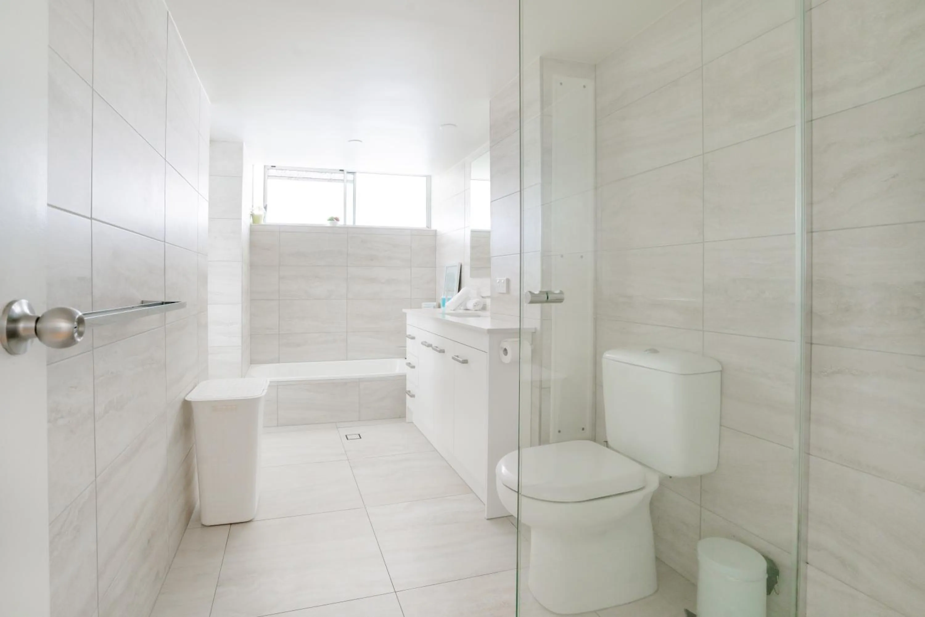 Toilet in Cashelmara Beachfront Apartments