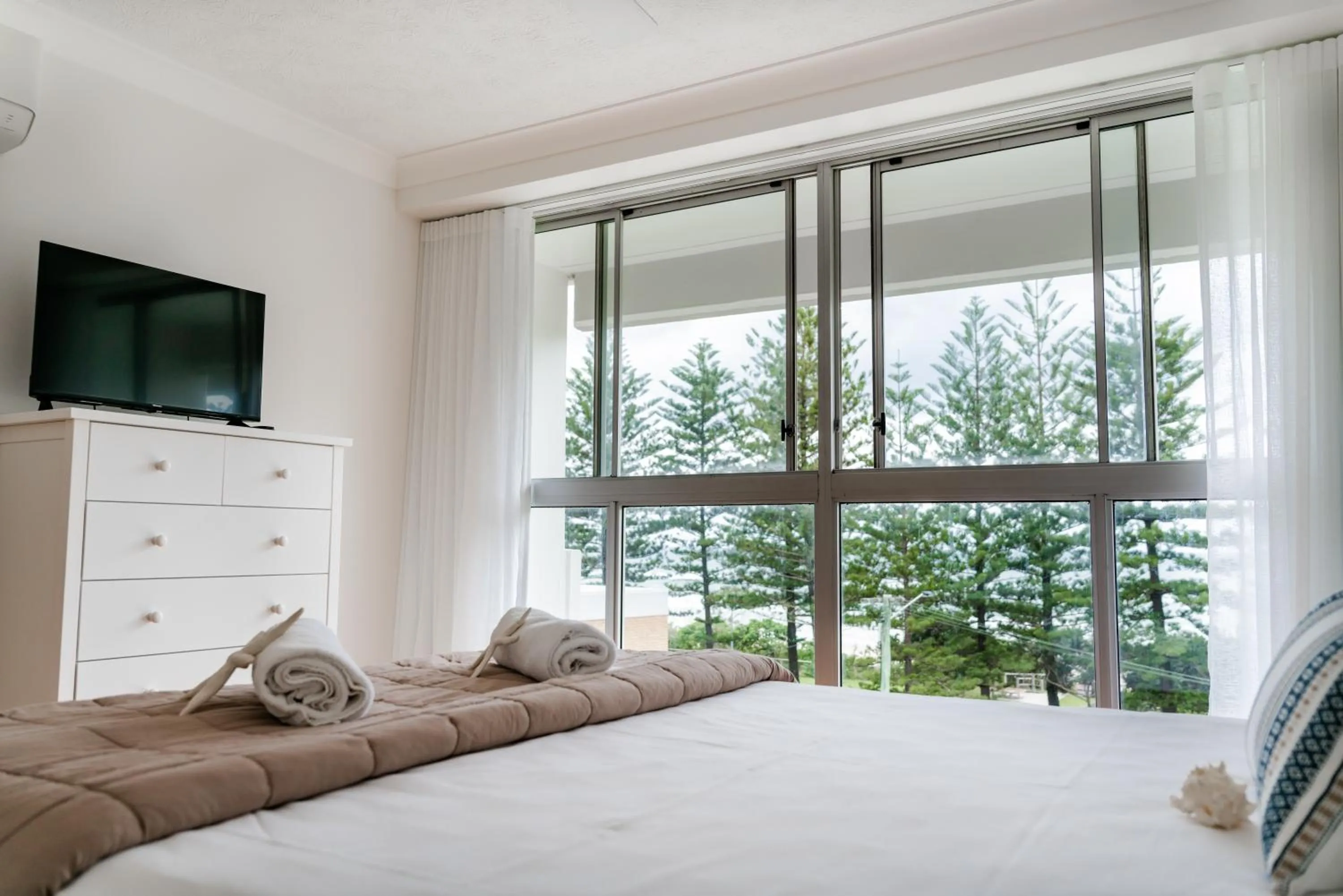 TV and multimedia, Bed in Cashelmara Beachfront Apartments