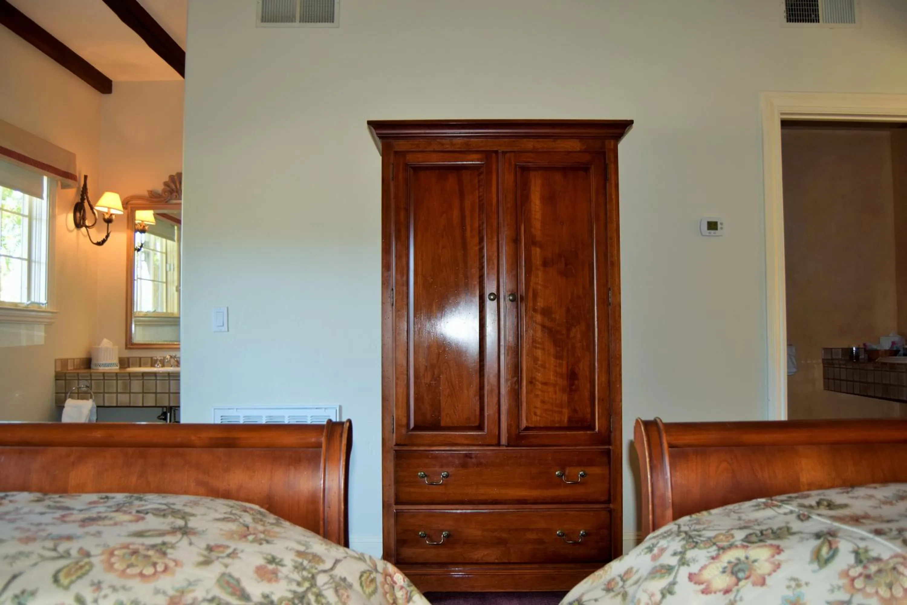 Double Queen Street View in Vineyard Country Inn