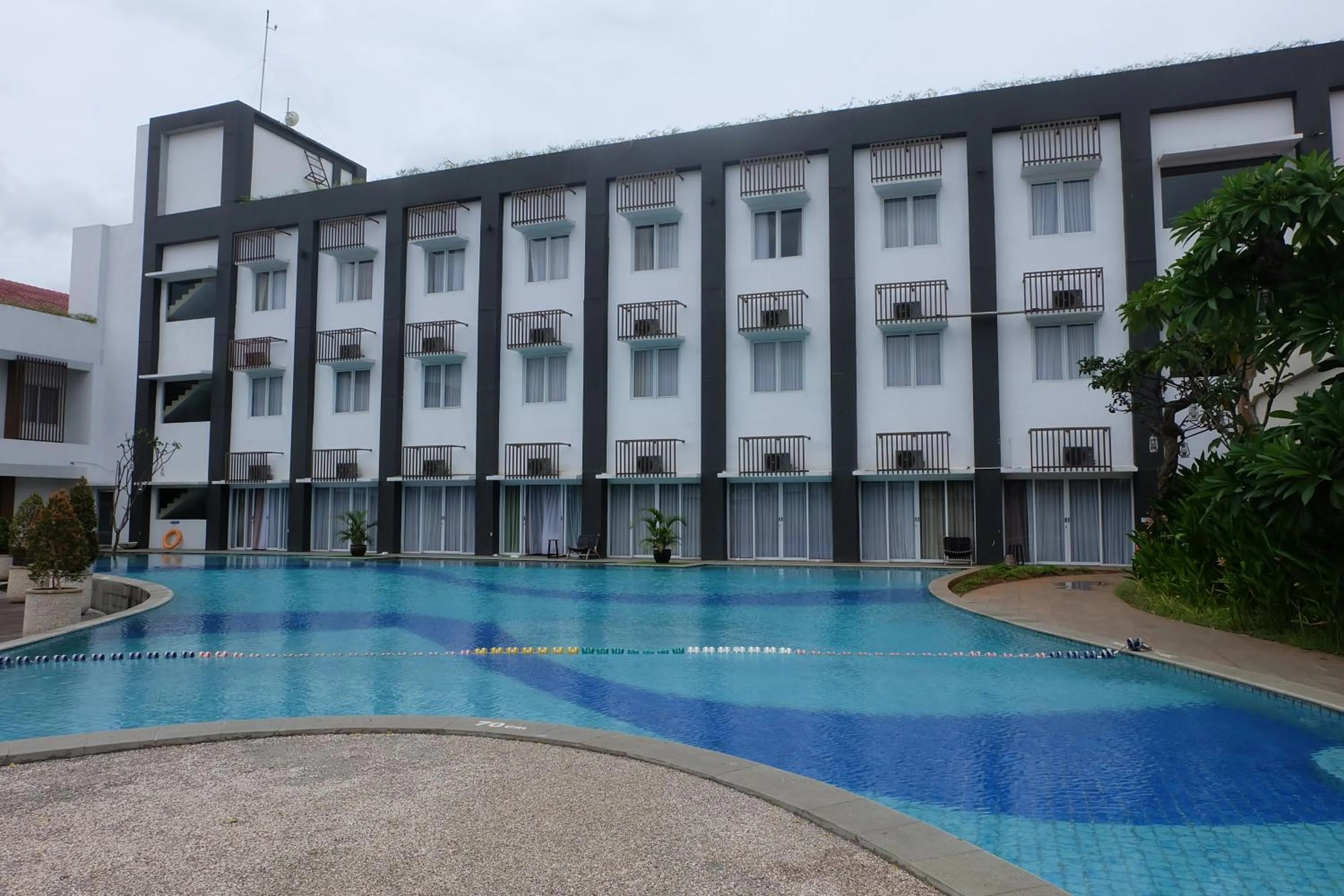 Swimming pool in Front One Akshaya Hotel Karawang