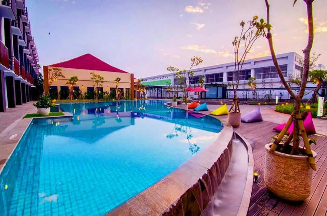 Swimming pool in Front One Akshaya Hotel Karawang