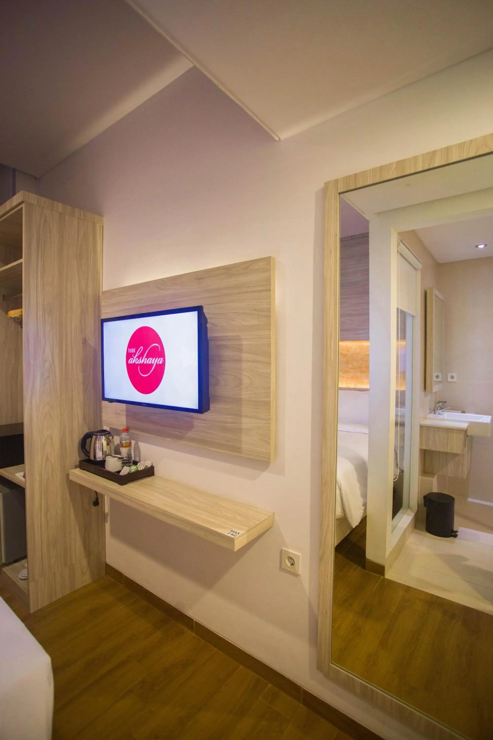 cot, Bed in Front One Akshaya Hotel Karawang