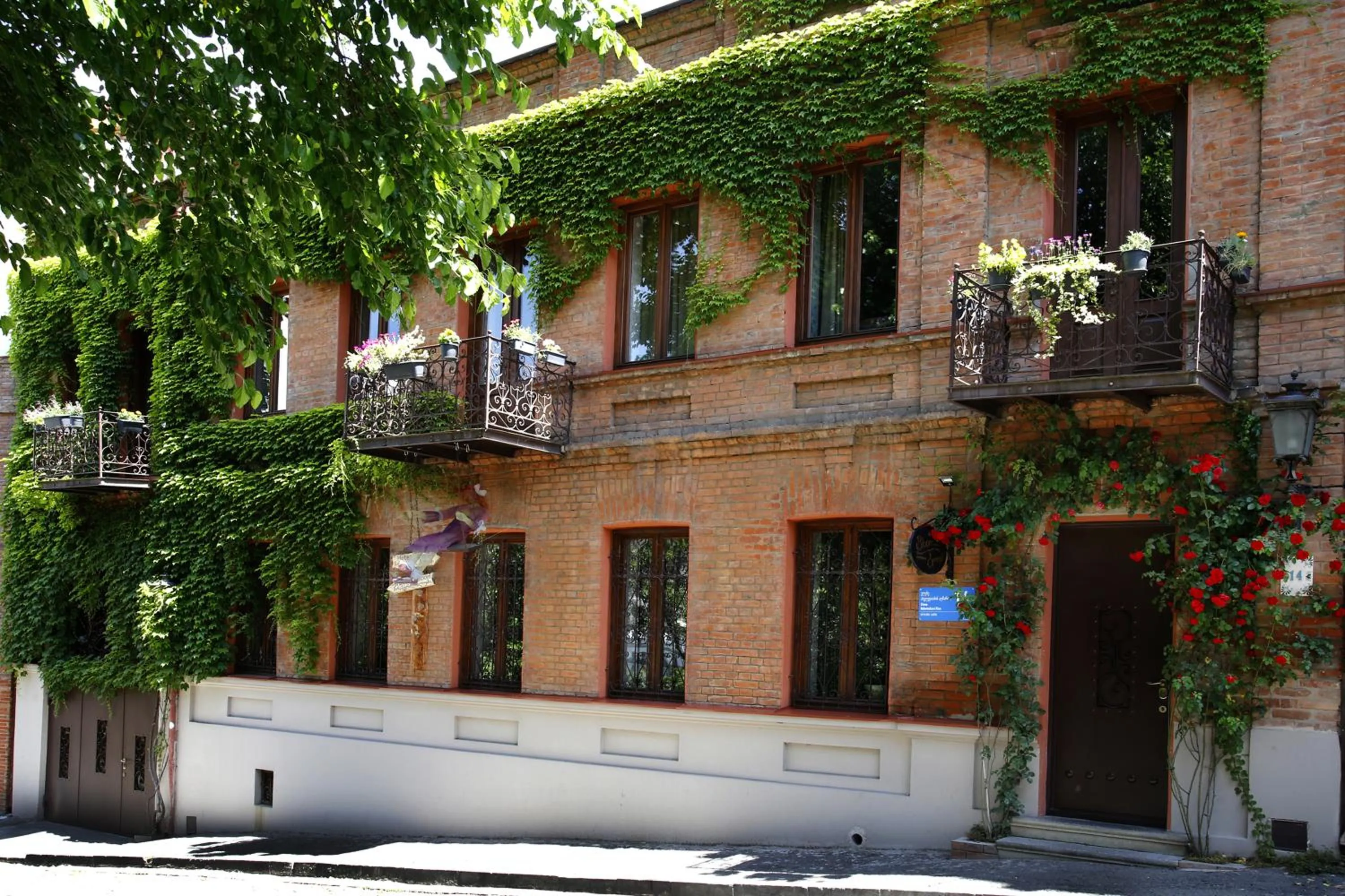 Facade/entrance in Bloom Boutique Hotel