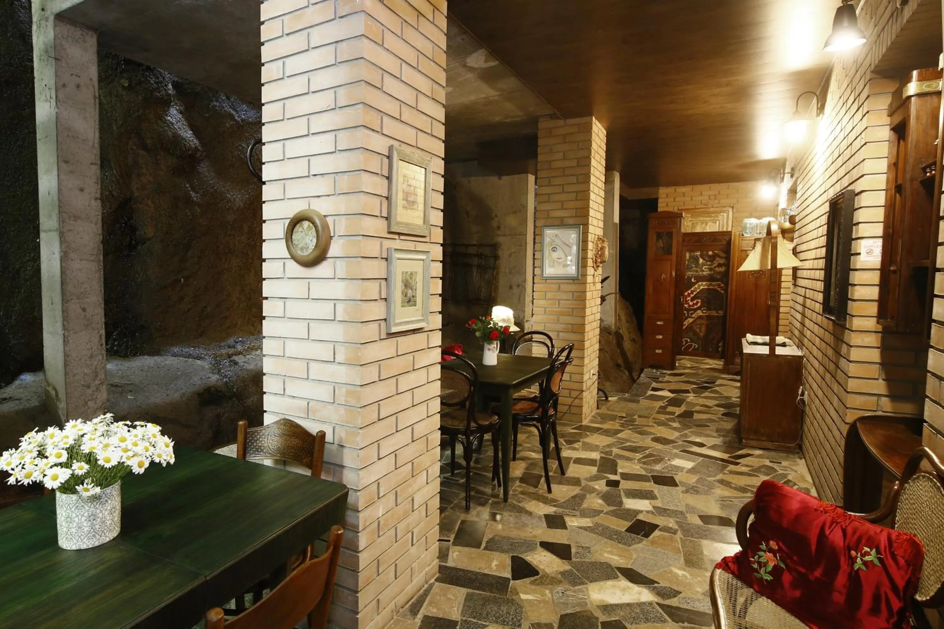 Restaurant/places to eat in Bloom Boutique Hotel