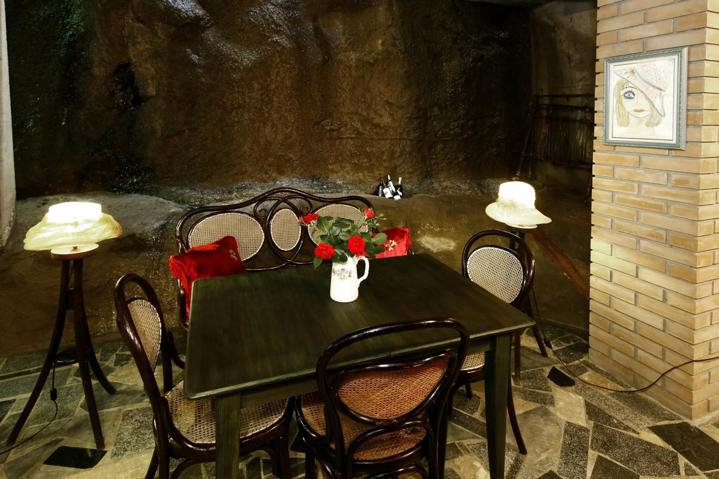 Restaurant/places to eat in Bloom Boutique Hotel