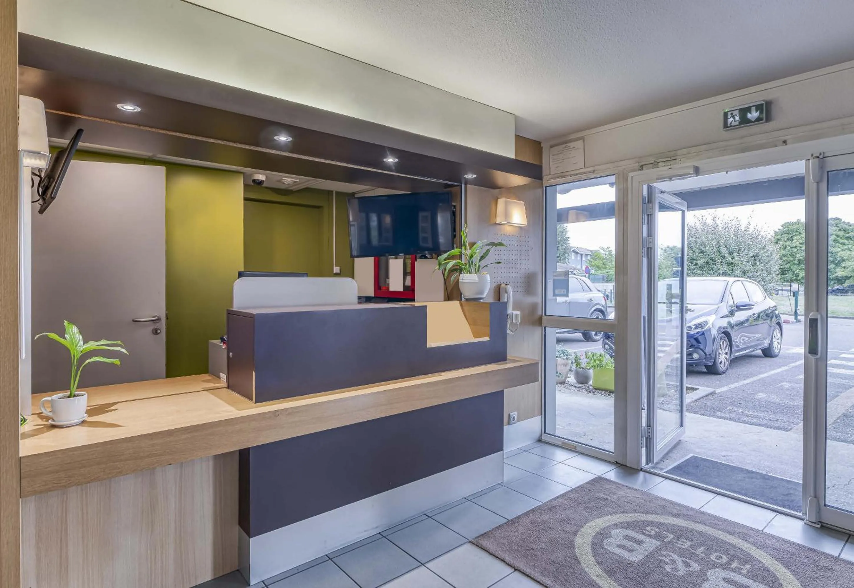 Lobby or reception in B&B HOTEL Bordeaux Sud