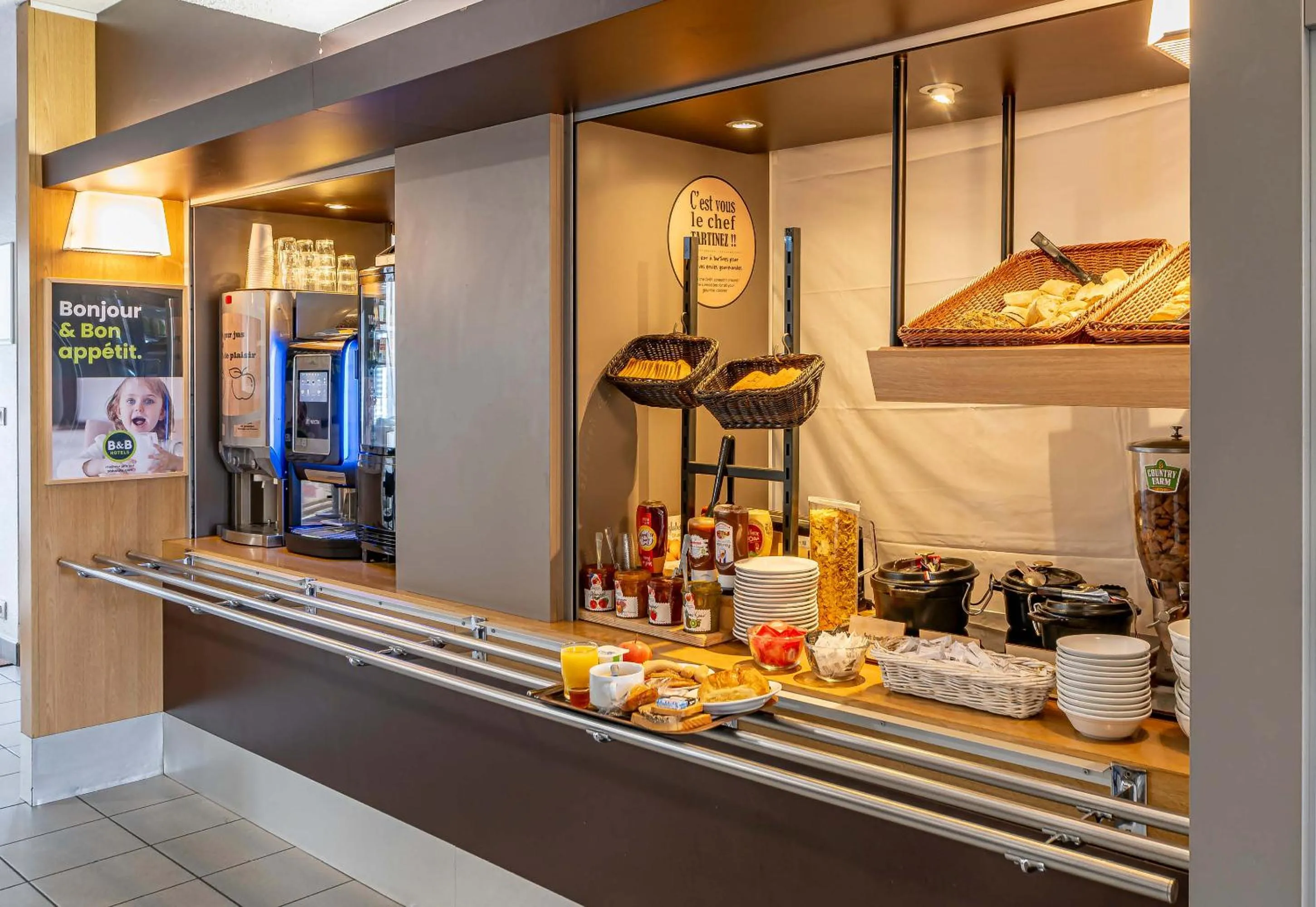 Buffet breakfast in B&B HOTEL Bordeaux Sud