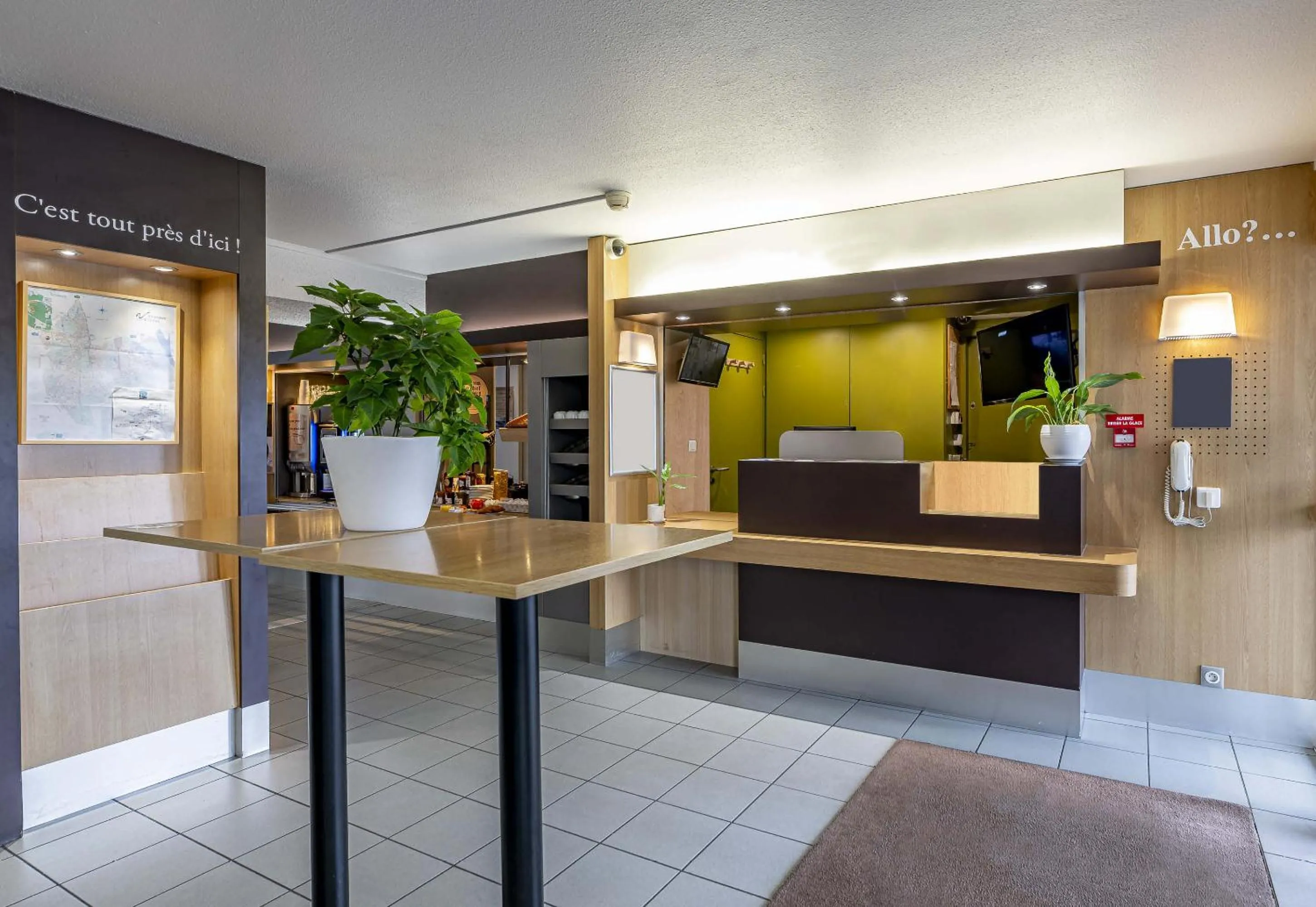 Lobby or reception in B&B HOTEL Bordeaux Sud