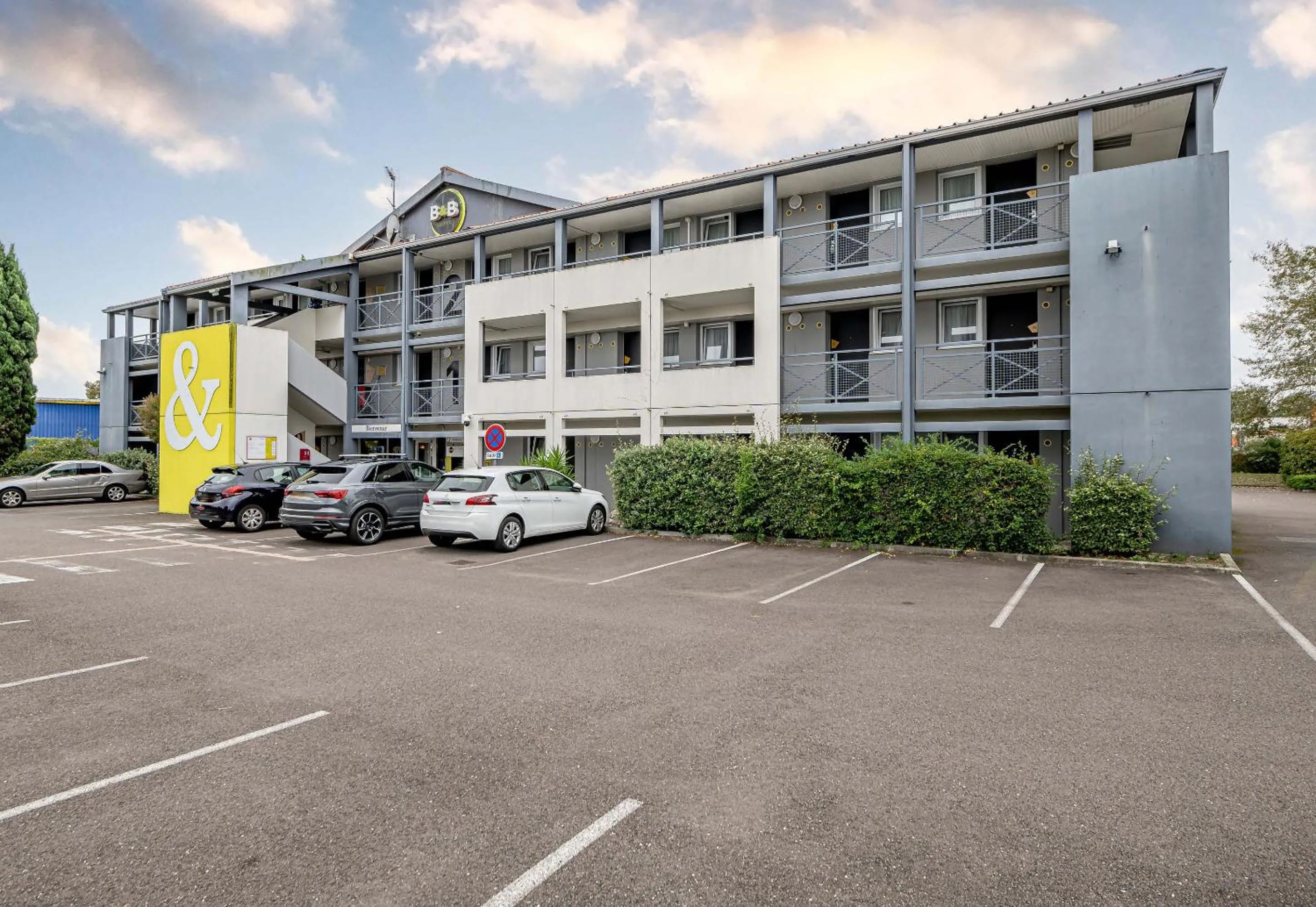 Facade/entrance in B&B HOTEL Bordeaux Sud