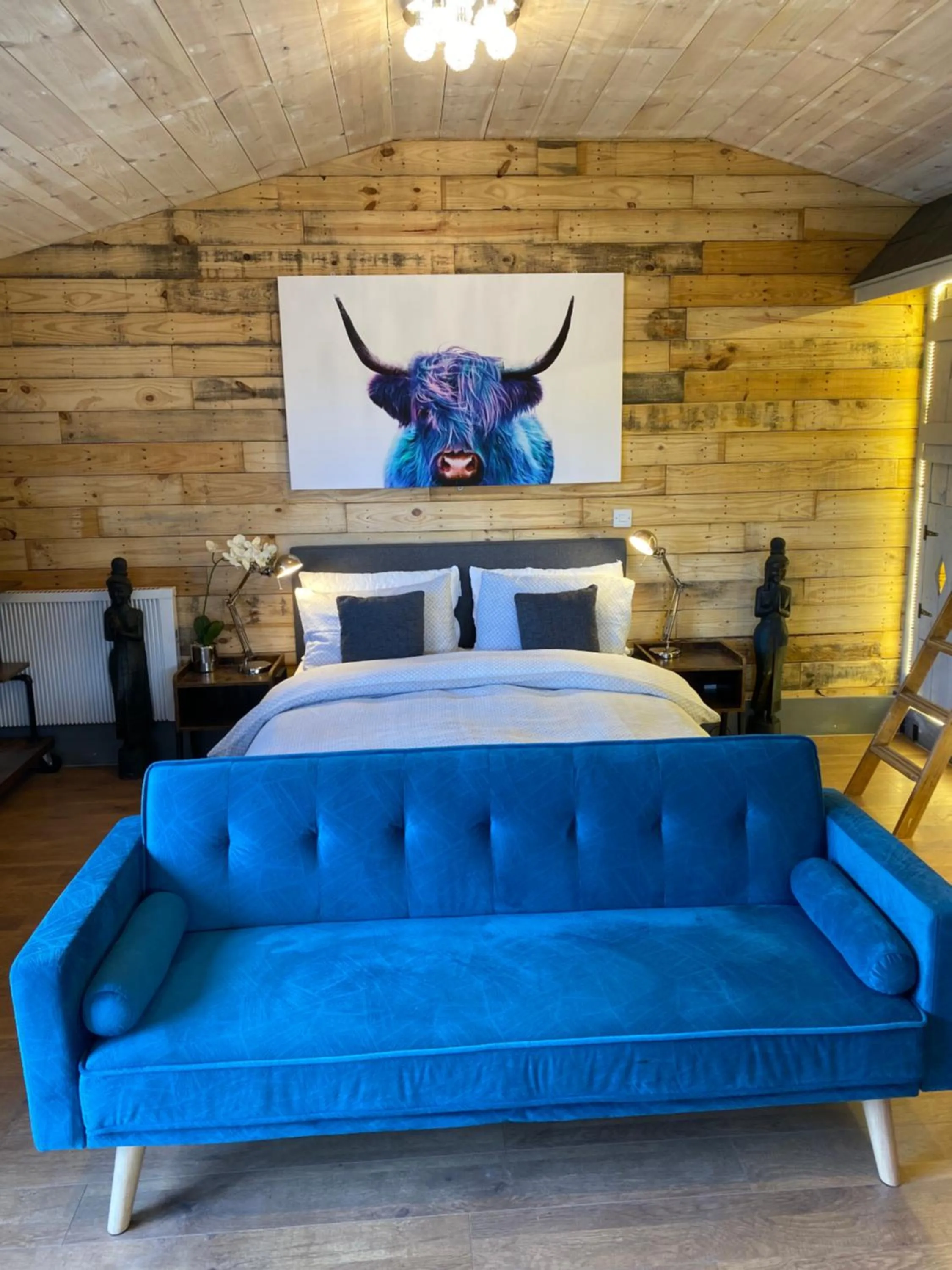 Photo of the whole room, Bed in Windsor Studio East