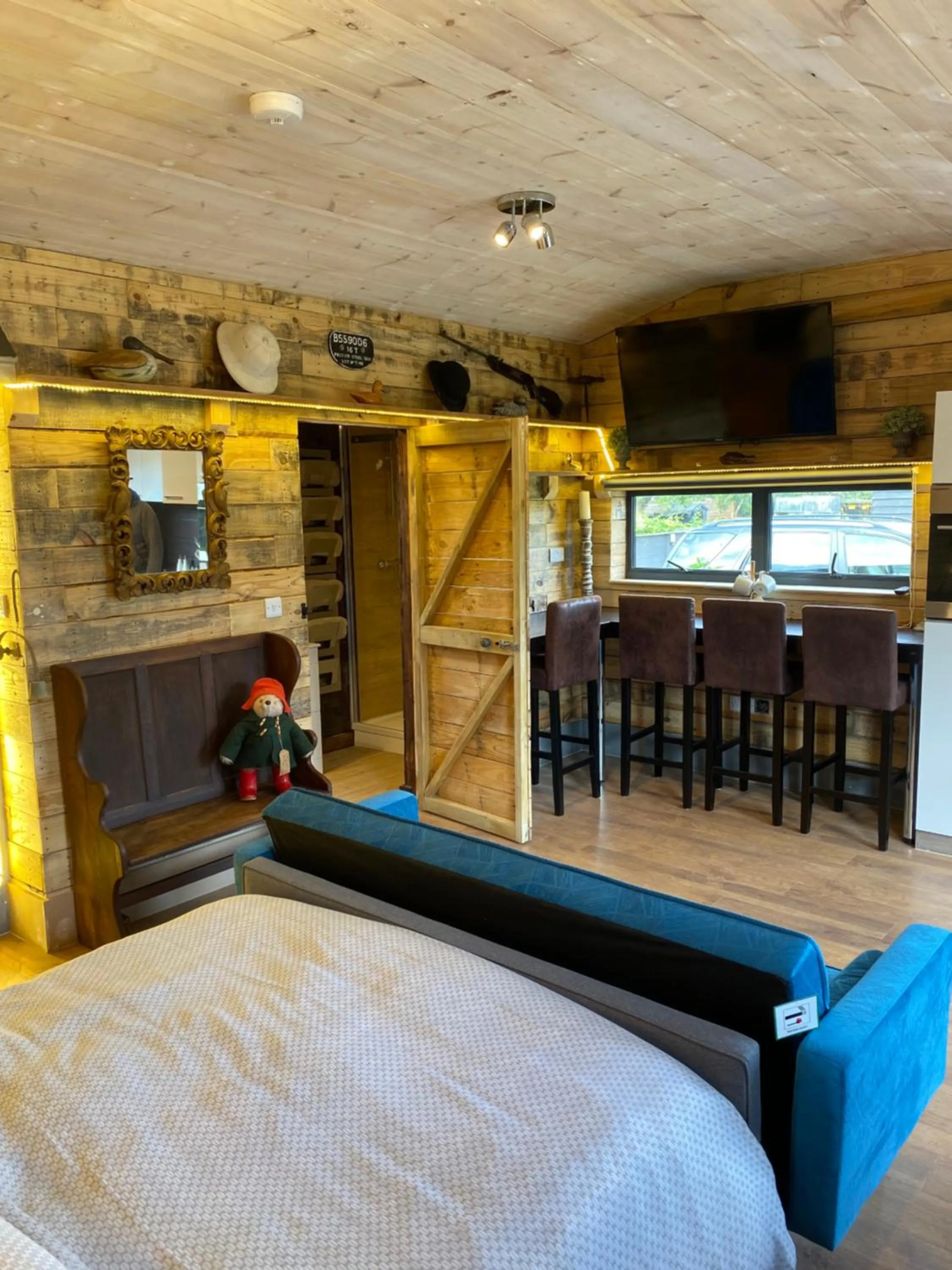 Photo of the whole room, Bed in Windsor Studio East