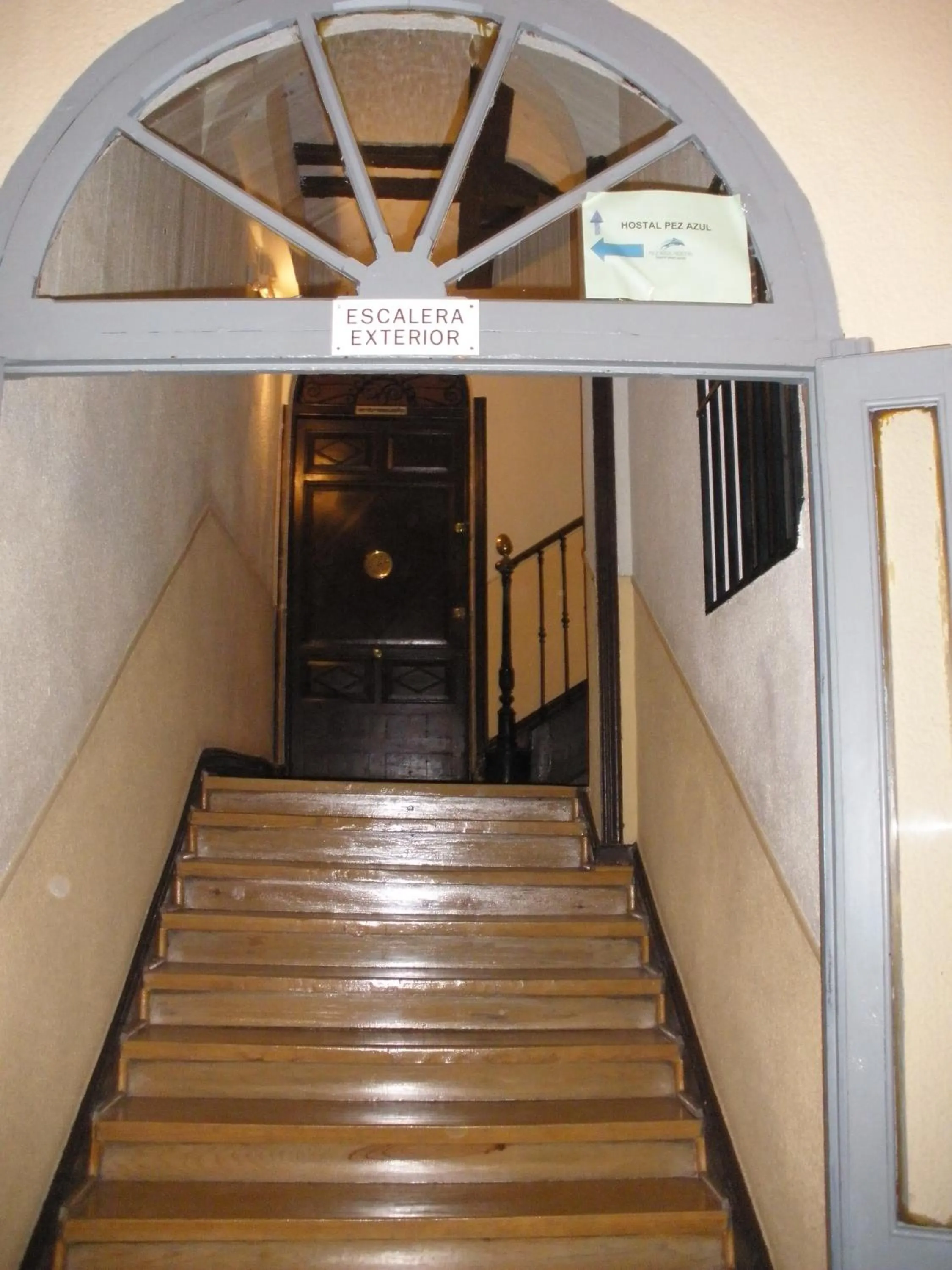 Facade/entrance in Hostal del Pez Azul